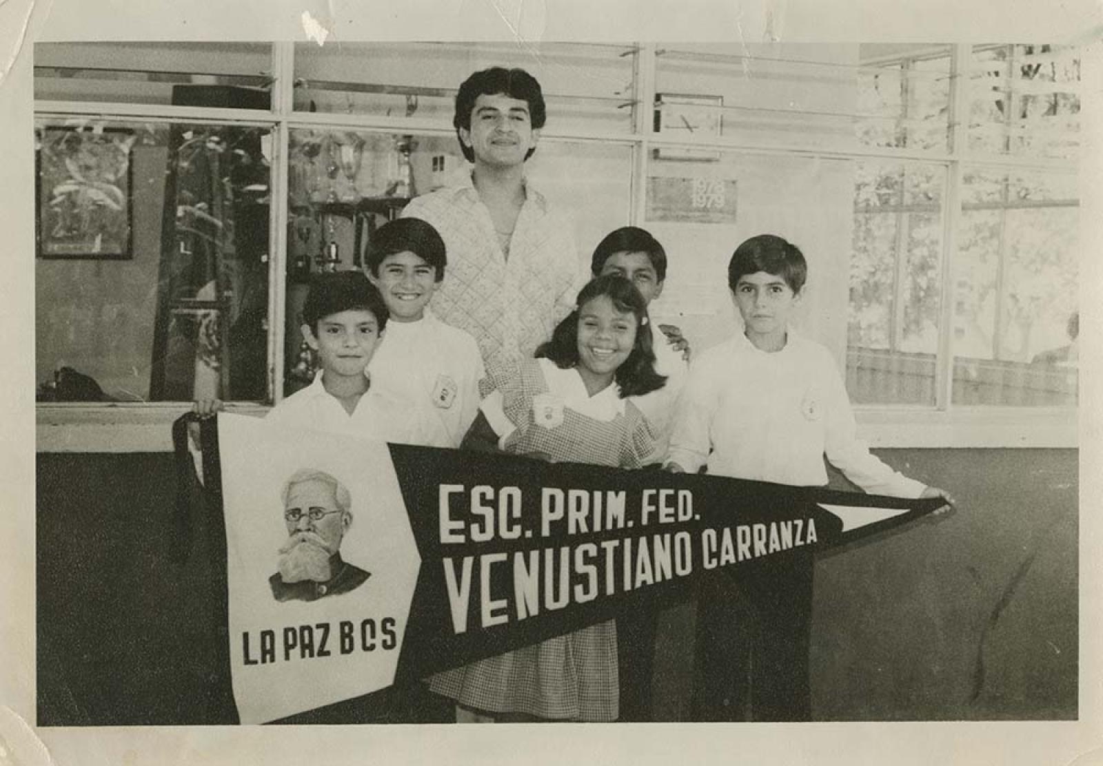 Alumnos y maestro, escuela Venustiano Carranza.