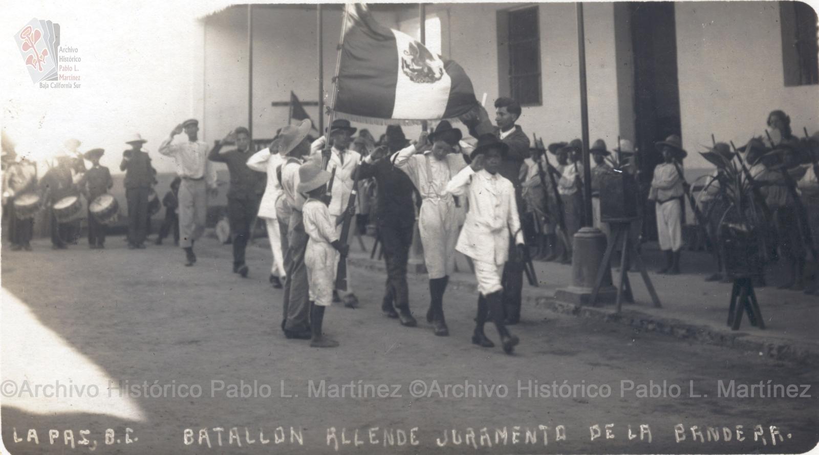 Alumnos y maestros del Batallón Escolar Allende en honores a la bandera. La Paz, Baja California.