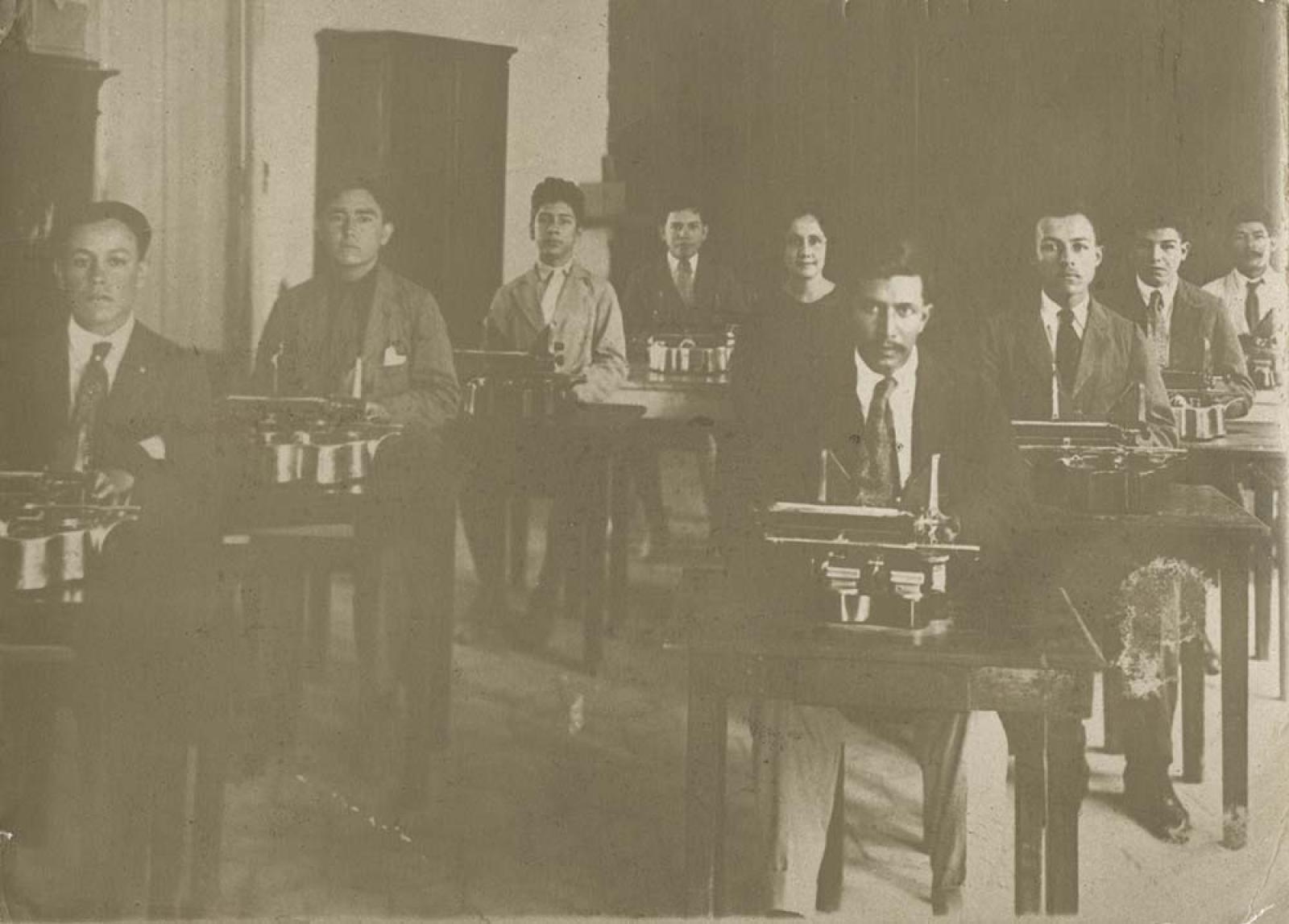 Alumnos y profesora, en clase.