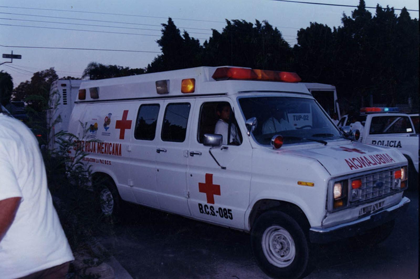 Ambulancia de la Cruz Roja y patrulla.