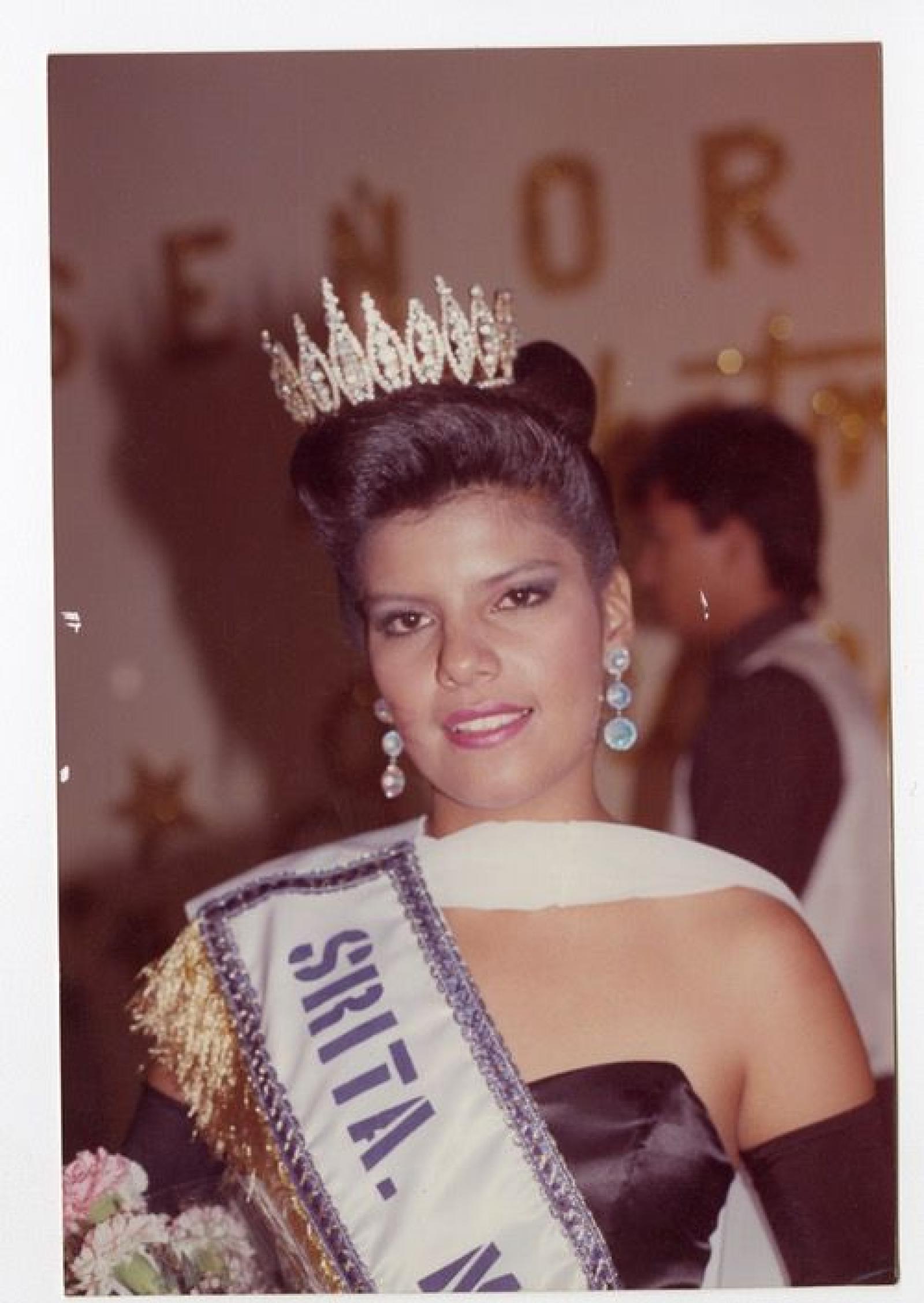 Ana Hogui Cota, reina de la preparatoria Mahatma Gandhi.