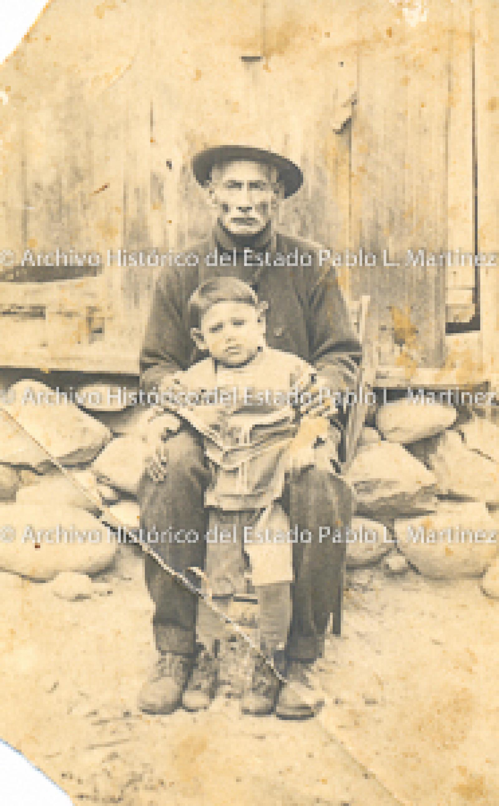 Anciano y niño  sentados.