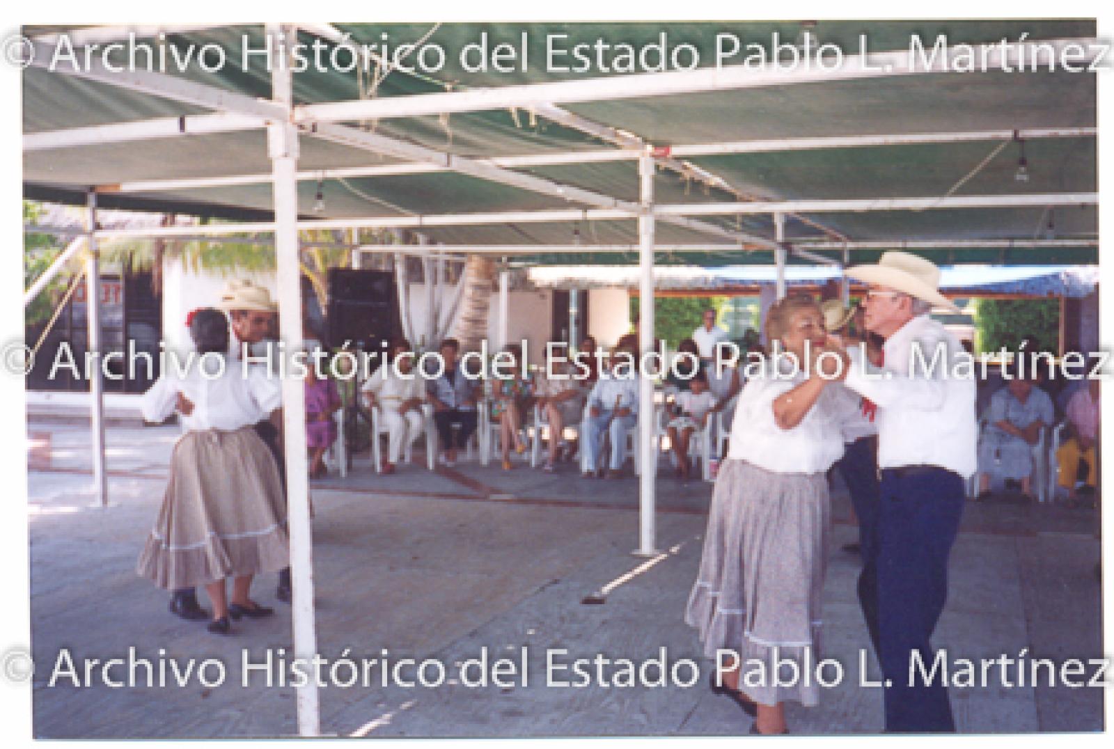 Ancianos en bailable folclórico.
