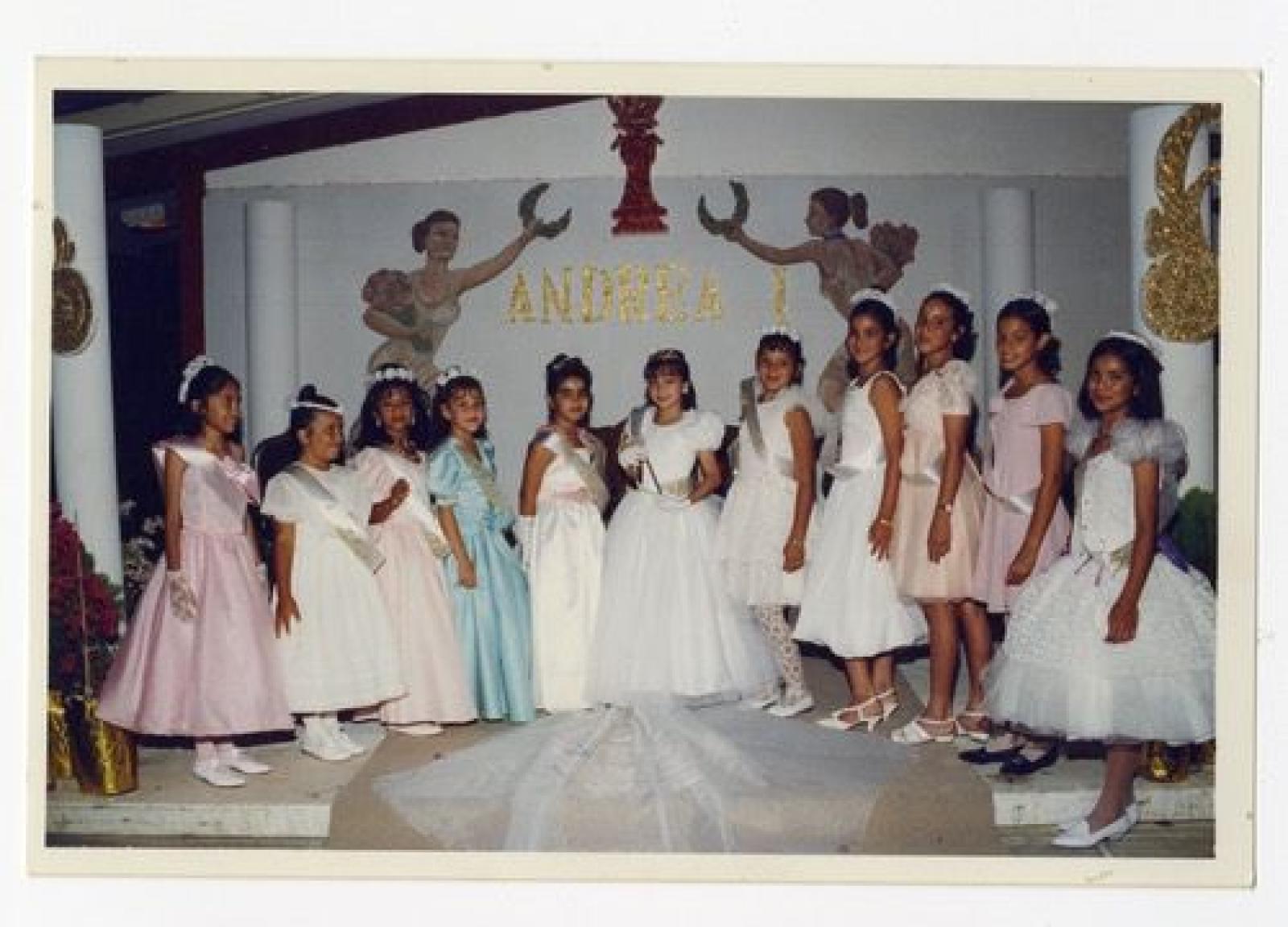 Andrea I y la princesa Valeria acompañadas de las bellas embajadoras de la Escuela Primaria Vicente Ibarra en SAN José del Cabo, Baja California Sur.