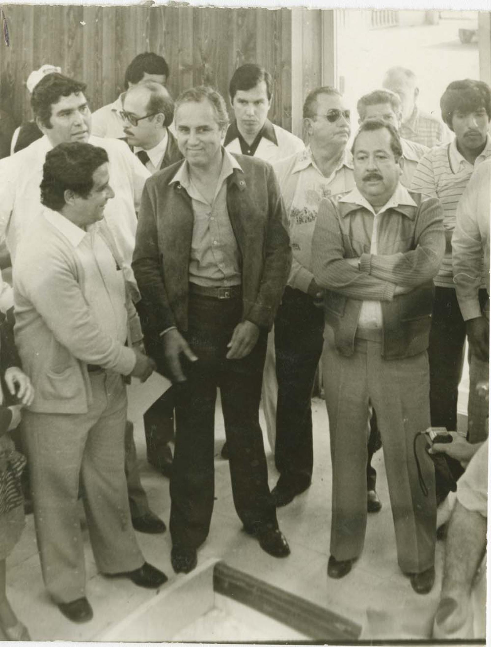 Ángel César Mendoza Arámburo, acompañado.