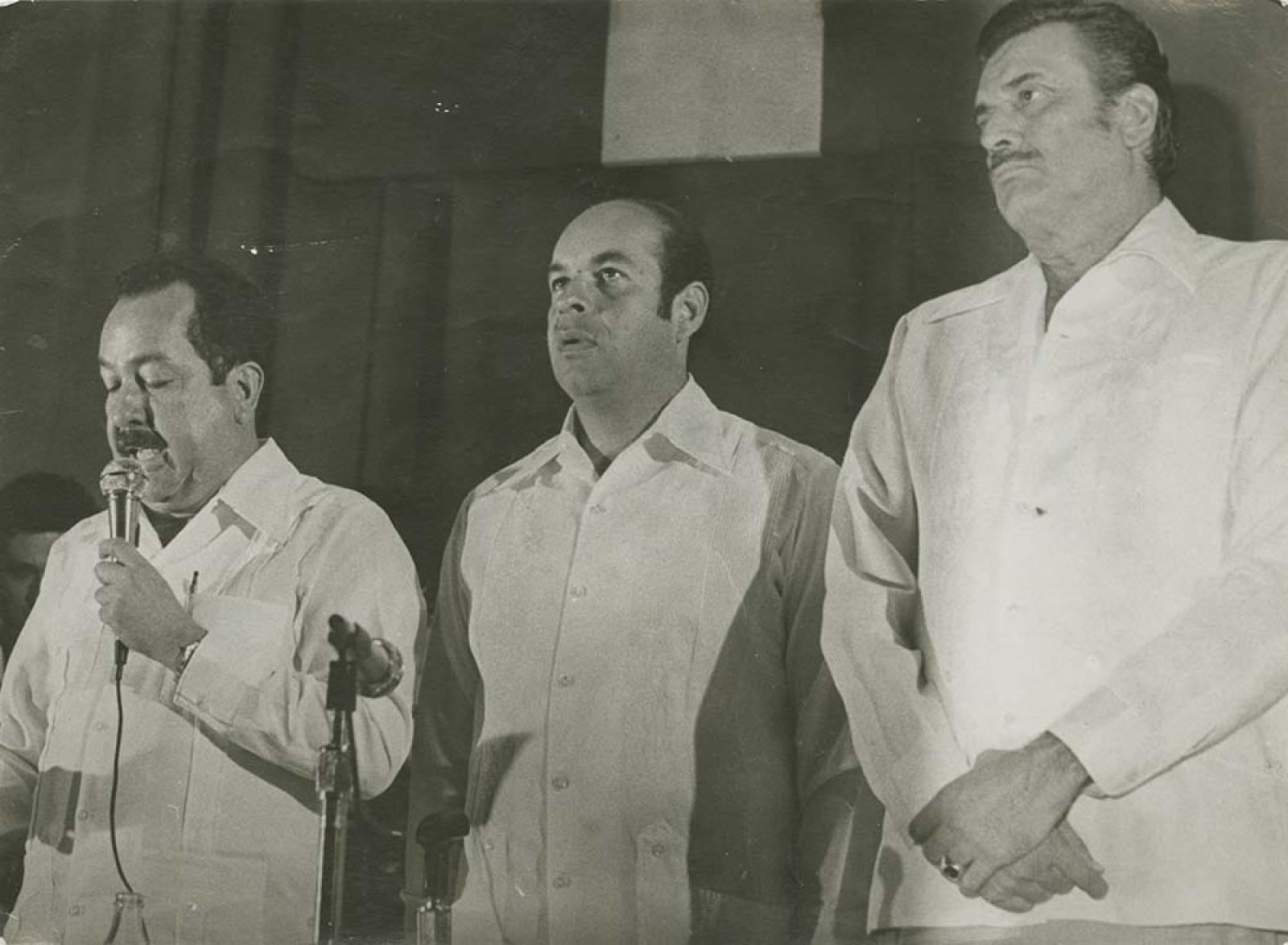 Ángel César Mendoza Arámburo da discurso, acompañado de líder del PRI y Alberto Andrés Alvarado Arámburo.