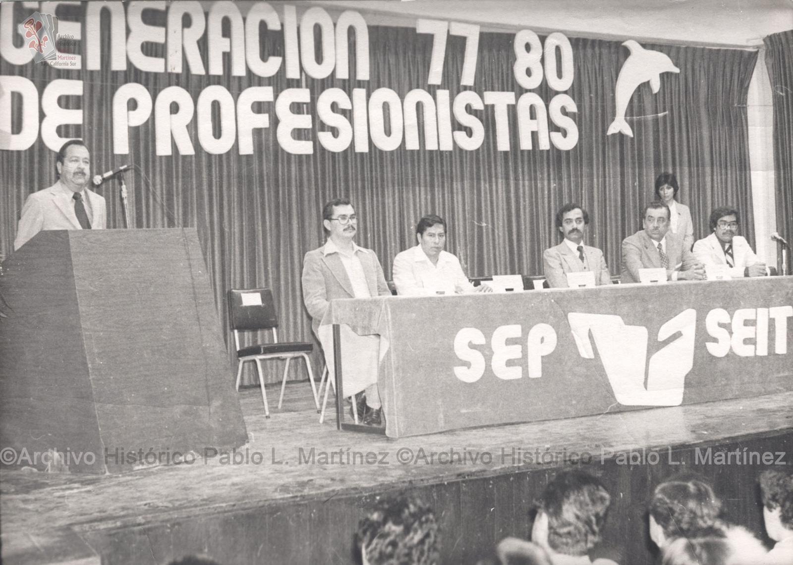 Ángel César Mendoza Arámburo, da discurso en ceremonia de clausura escolar de profesionistas del SEIT, generación 77-80.