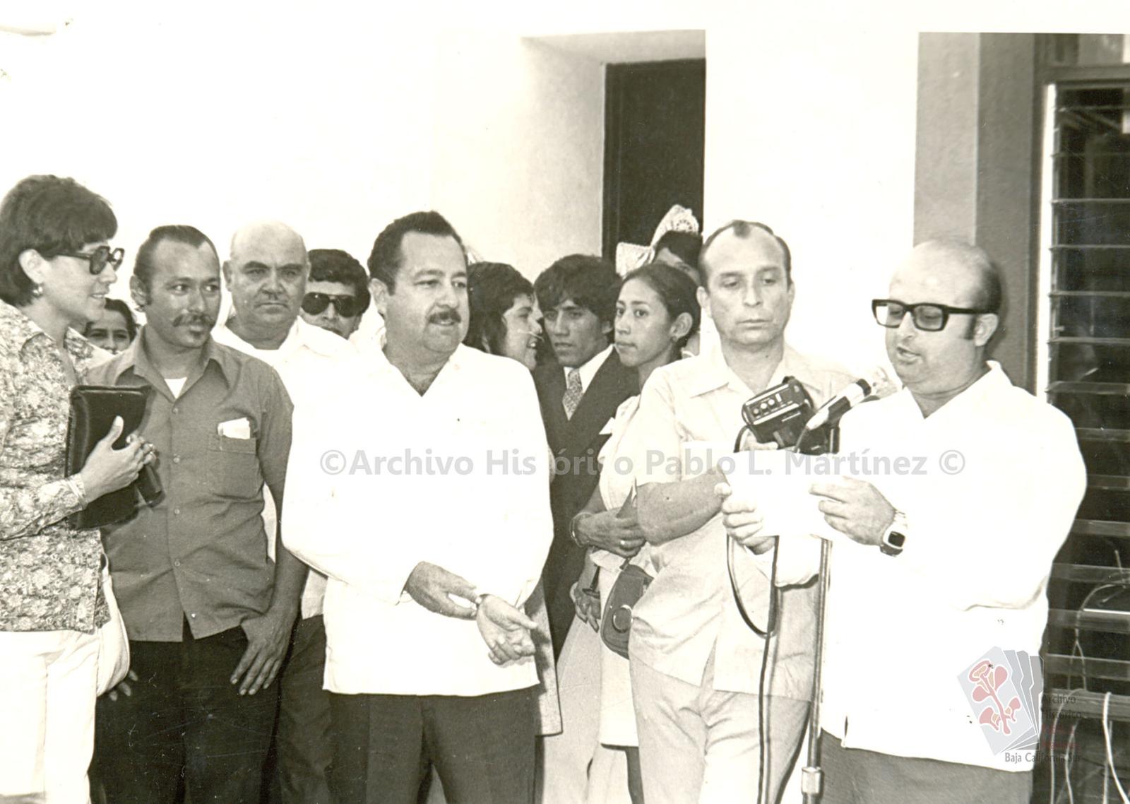 Ángel César Mendoza Arámburo en ceremonia de inauguración de un edificio público.