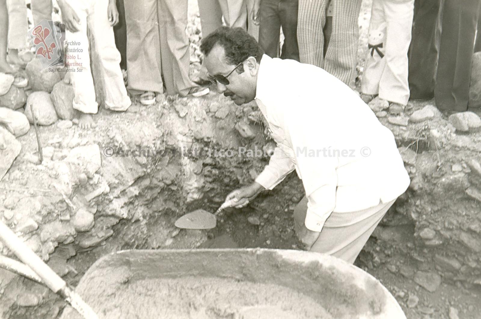 Ángel César Mendoza Arámburo en una ceremonia de colocación de una primera piedra.