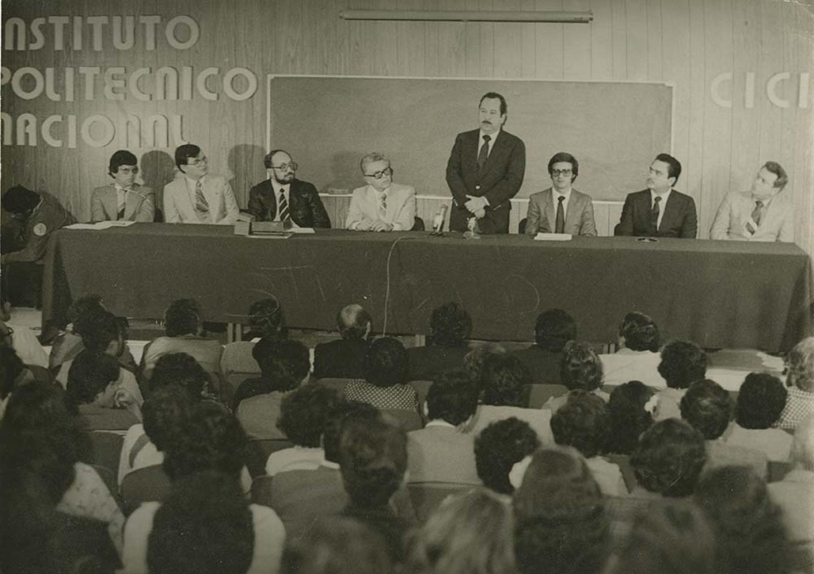 Ángel César Mendoza Arámburo frente a público.
