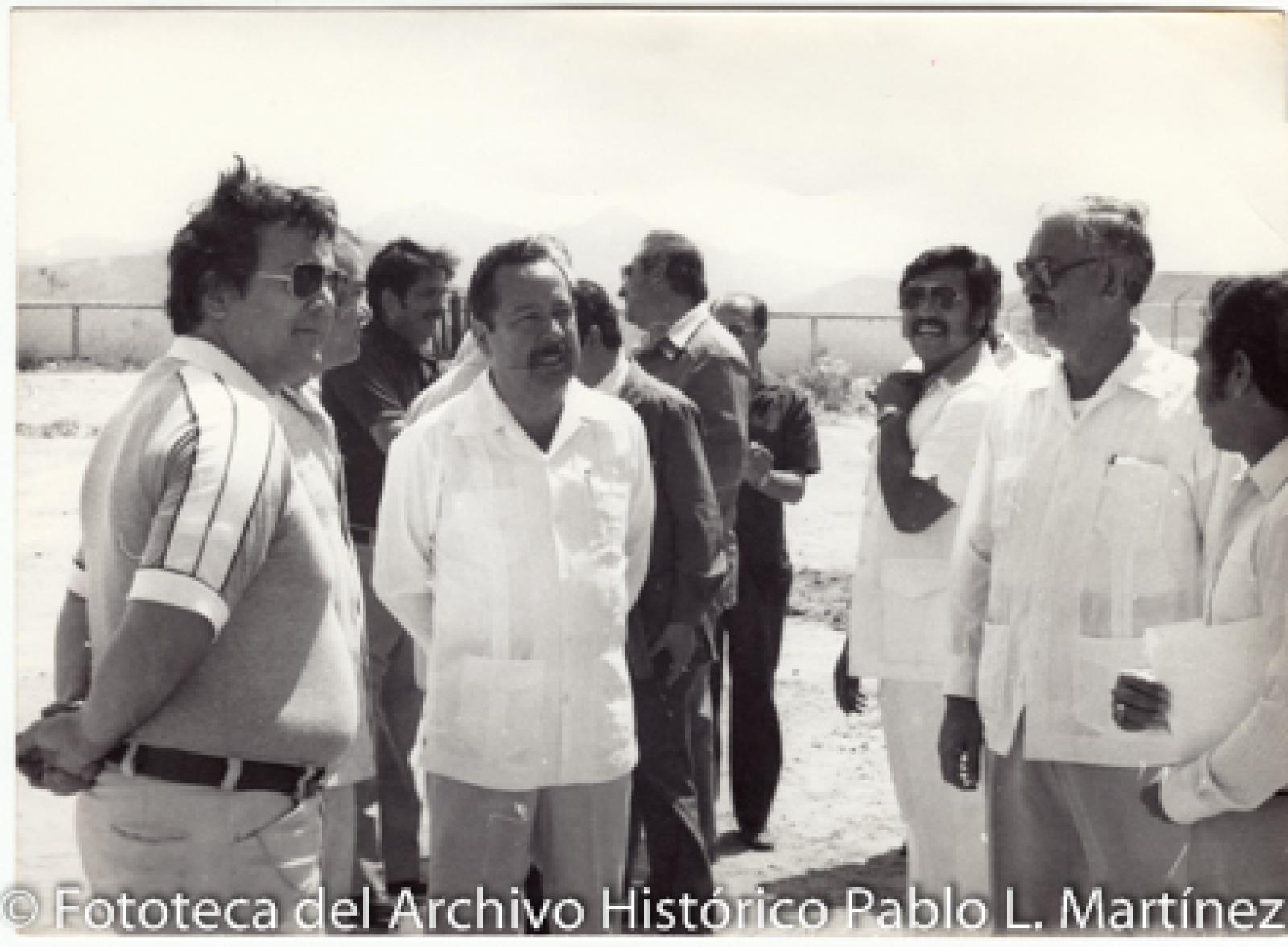 Ángel César Mendoza Arámburo, lo acompañan un grupo de hombres.