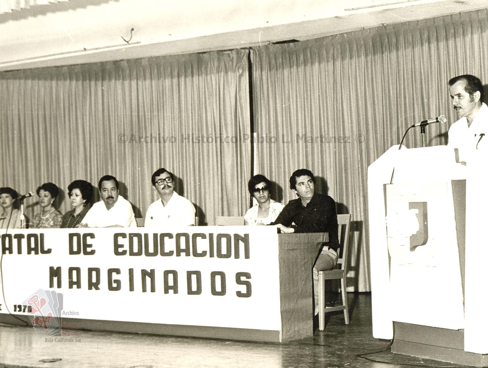 Ángel César Mendoza Arámburo y acompañantes en evento sobre educación en el estado de Baja California Sur.