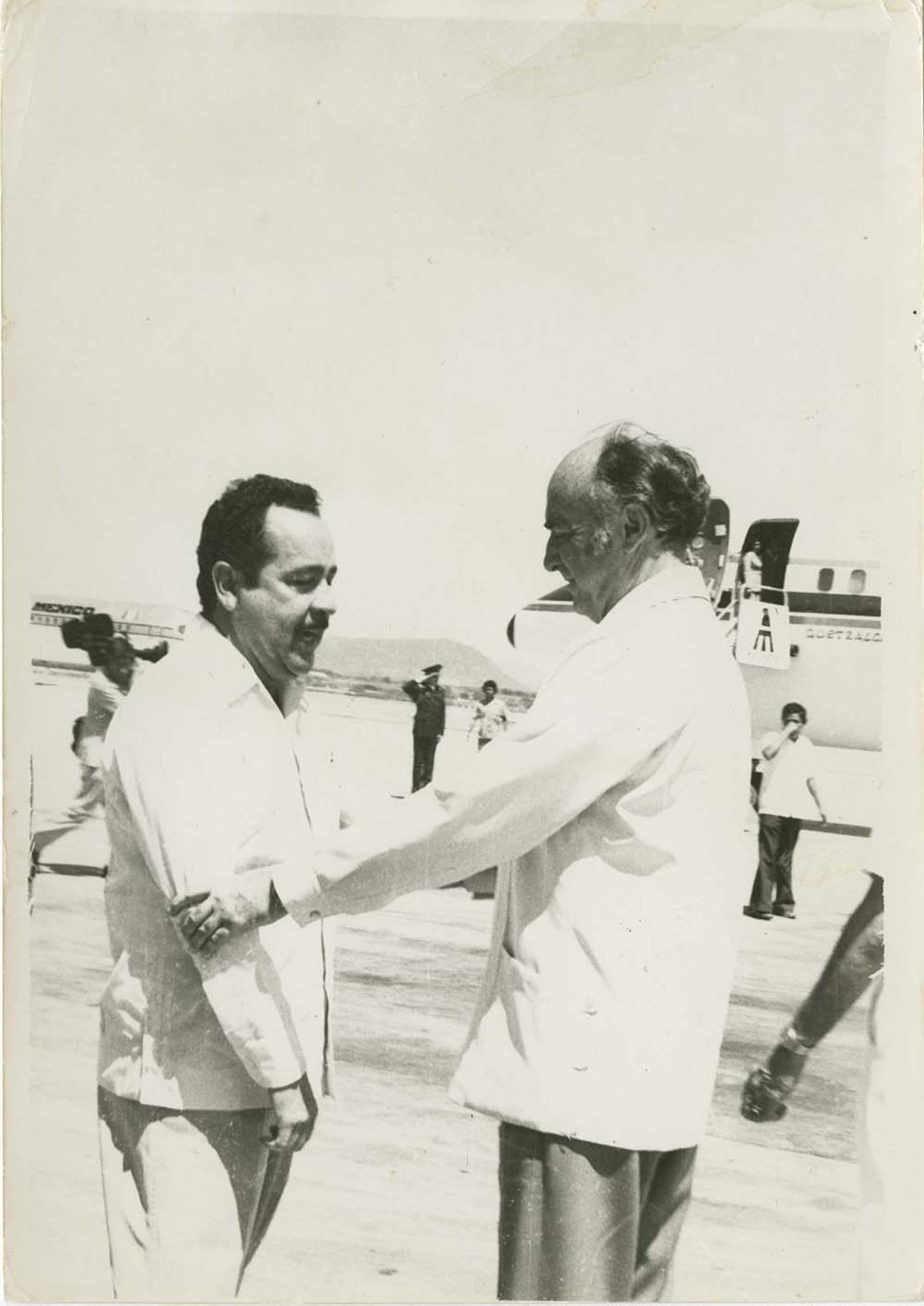 Ángel César Mendoza Arámburo y José López Portillo en aeropuerto.