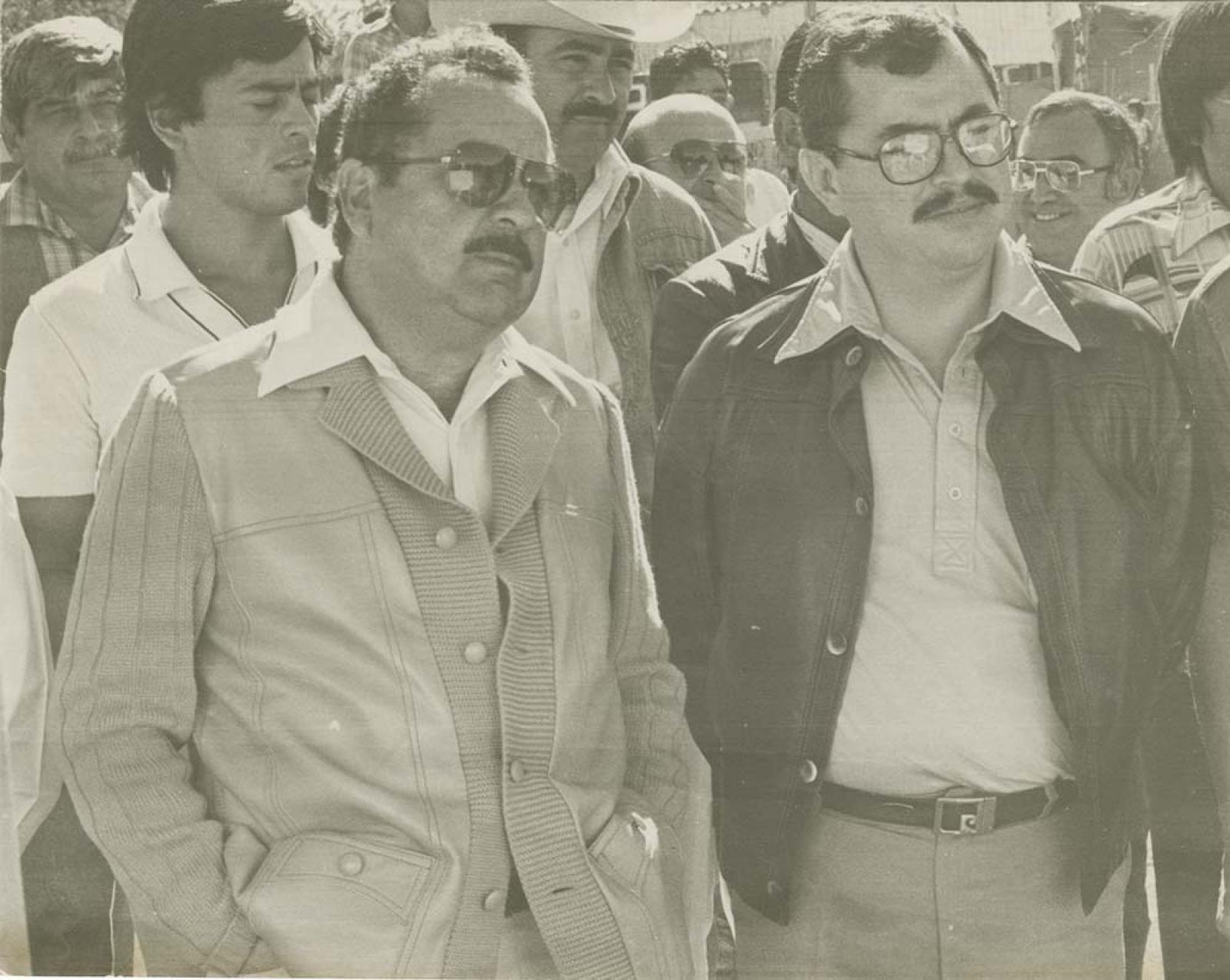 Ángel César Mendoza con funcionarios púbicos.