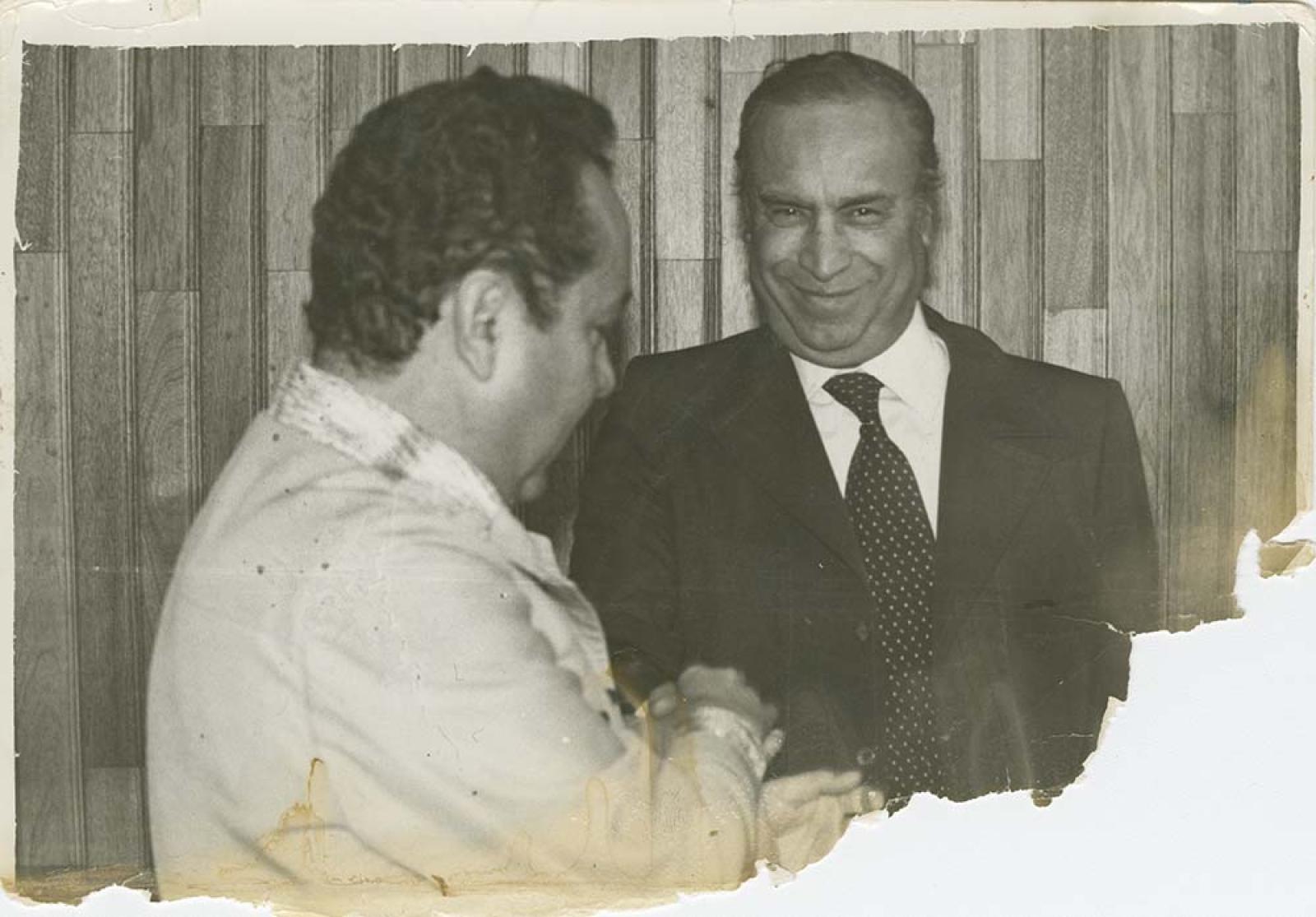 Ángel César Mendoza y acompañante.