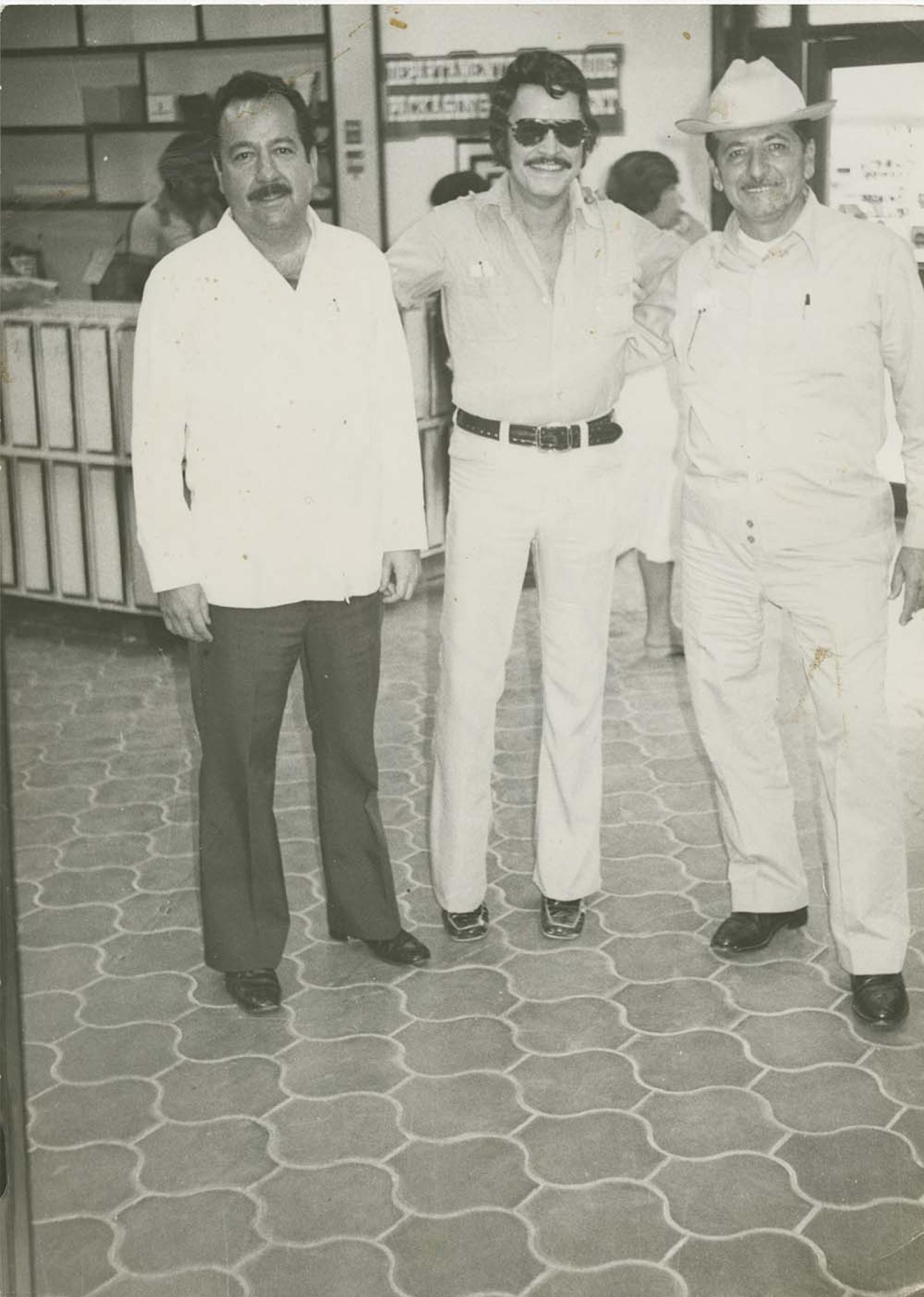 Ángel César Mendoza y acompañantes.