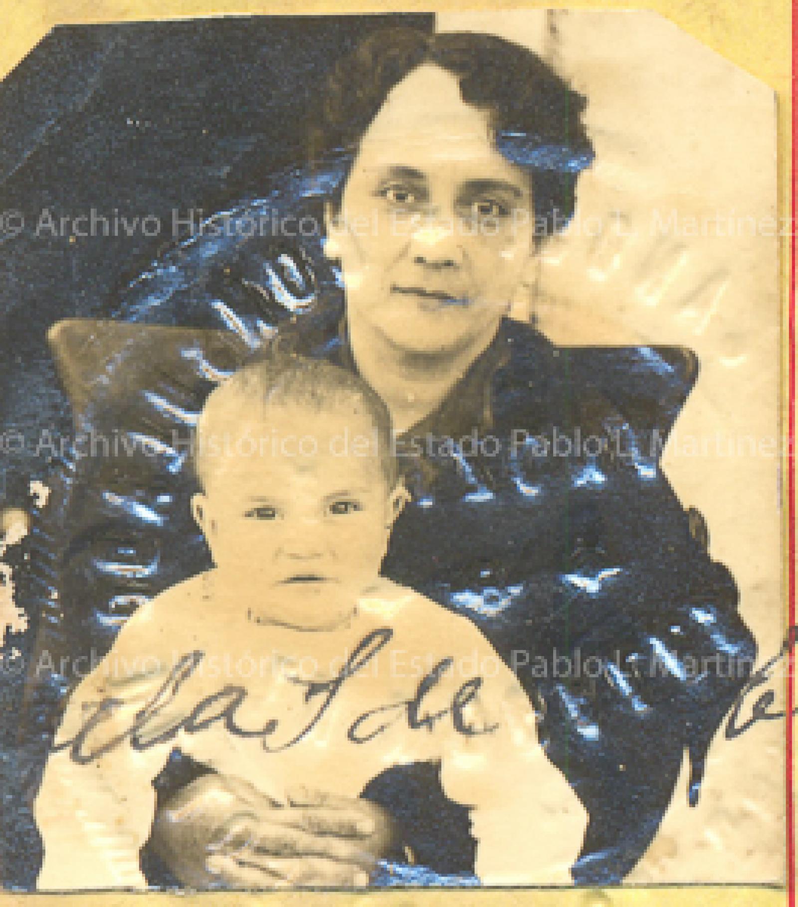 Ángela Salgado de Cabrera con bebé.