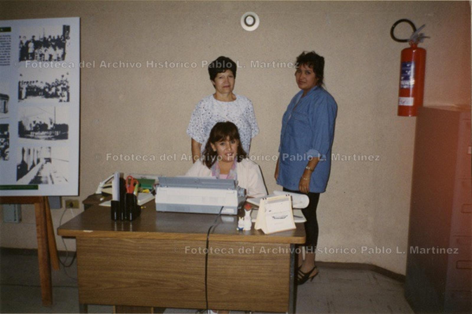 “Angélica, Conchita y Virginia, en el interior del archivo histórico.”