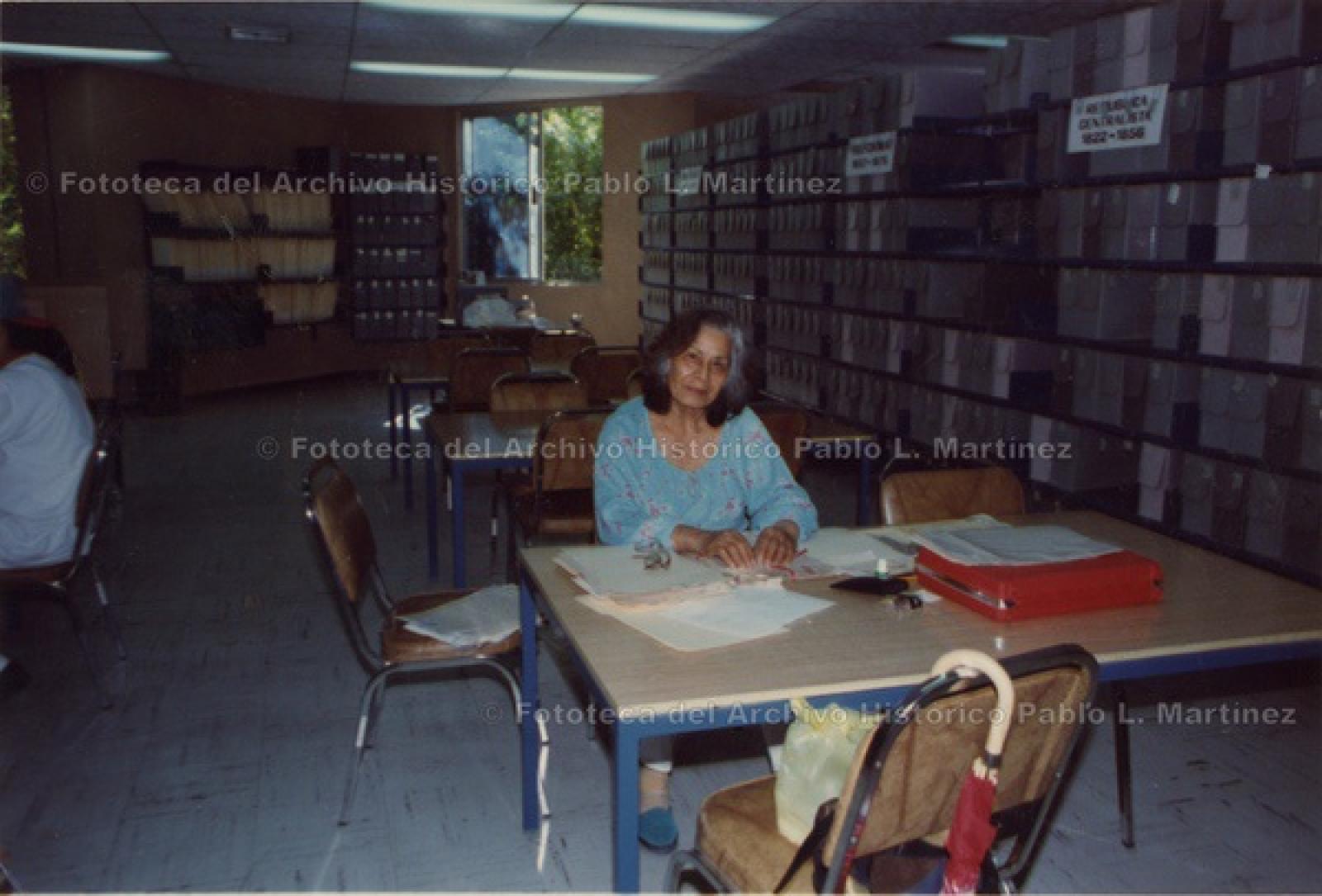 Angelina Carrillo en interior del archivo histórico.