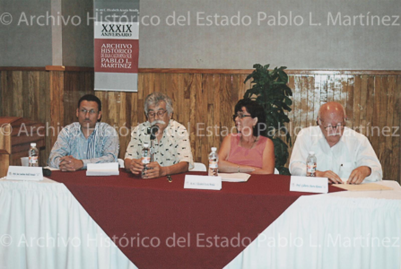 Aníbal Angulo comenta desde mesa de ponentes en la presentación del libro Paisajes y personajes en María Auxiliadora, Baja California Sur.