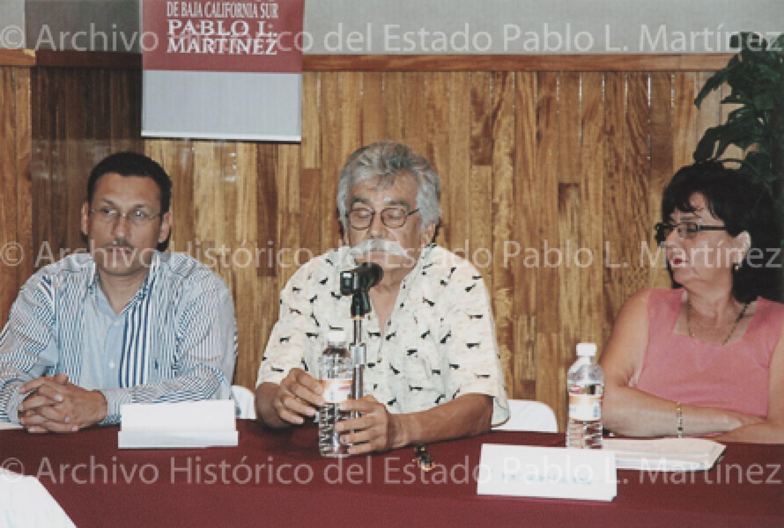 Aníbal Angulo comenta desde mesa de ponentes en la presentación del libro Paisajes y personajes en María Auxiliadora, Baja California Sur.