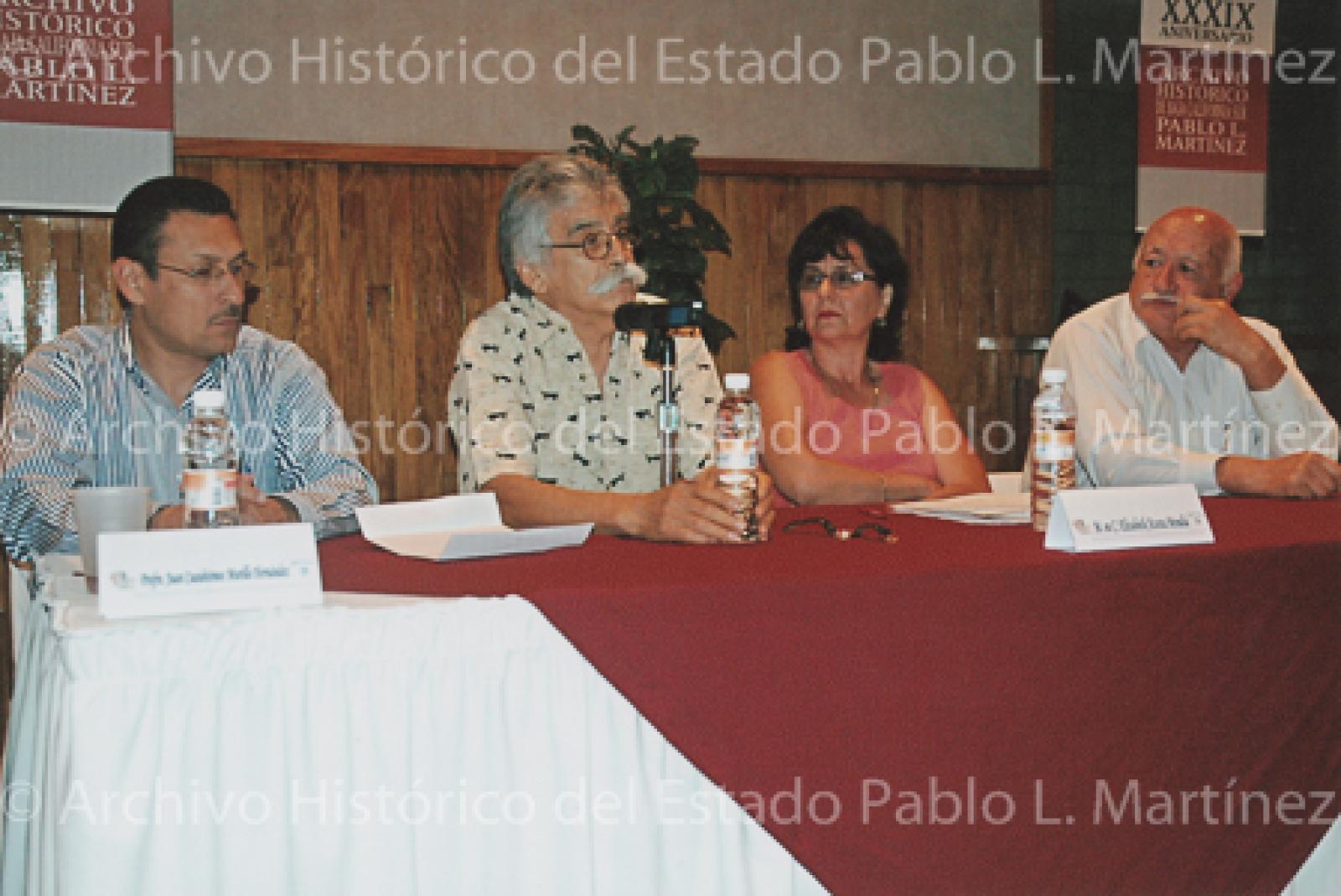 Aníbal Angulo comenta desde mesa de ponentes en la presentación del libro Paisajes y personajes en María Auxiliadora, Baja California Sur.