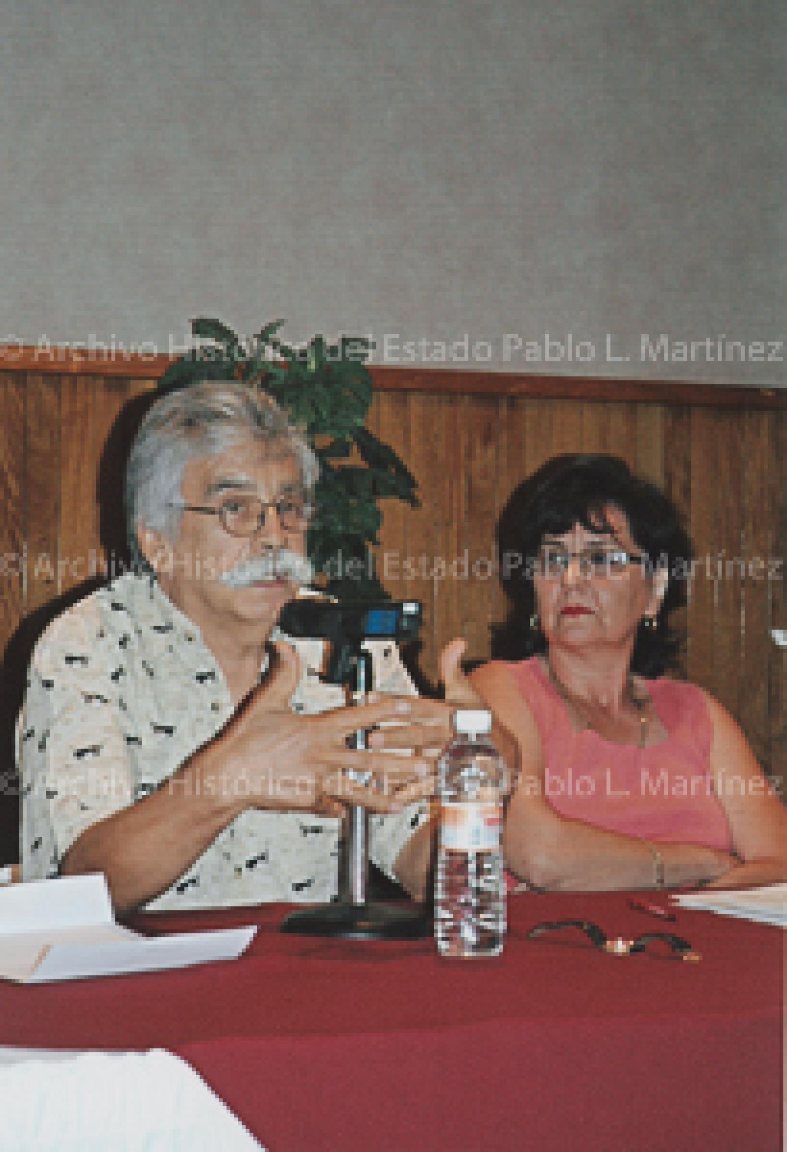 Aníbal Angulo comenta el libro Paisajes y personajes en María Auxiliadora, Baja California Sur; acompañado por la autora, Elizabeth Acosta.