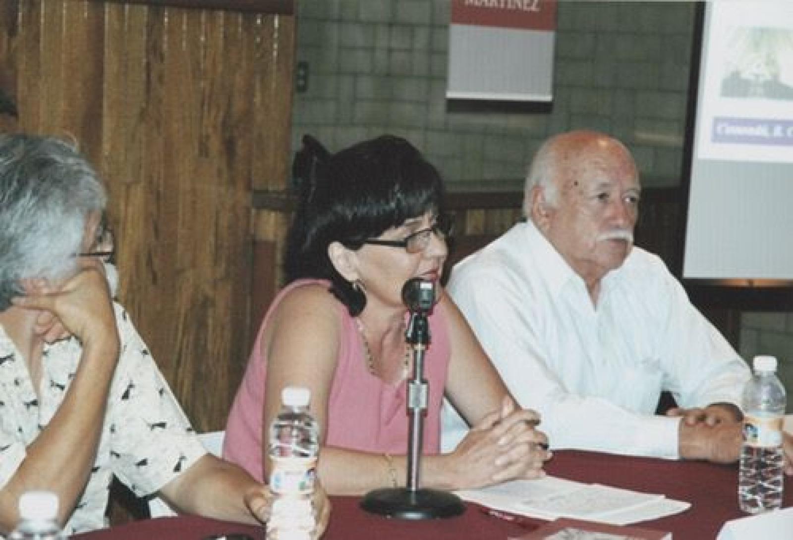Aníbal Angulo, Elizabeth Acosta y Gilberto Ibarra en la presentación del libro Paisajes y personajes en María Auxiliadora, Baja California Sur.