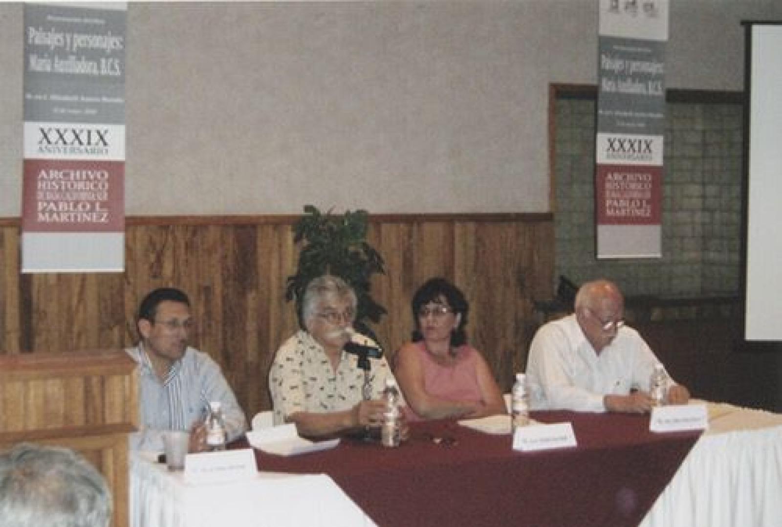 Aníbal Angulo participa en mesa de presentadores del libro  Paisajes y personajes en María Auxiliadora, Baja California Sur.