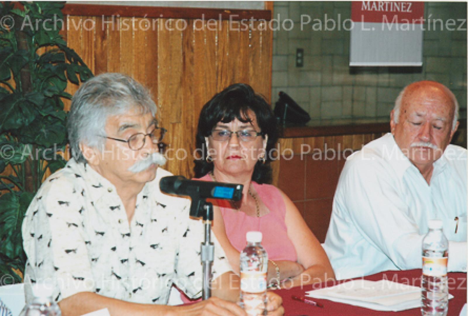 Aníbal Angulo toma la palabra en la presentación del libro Paisajes y personajes en María Auxiliadora, Baja California Sur.