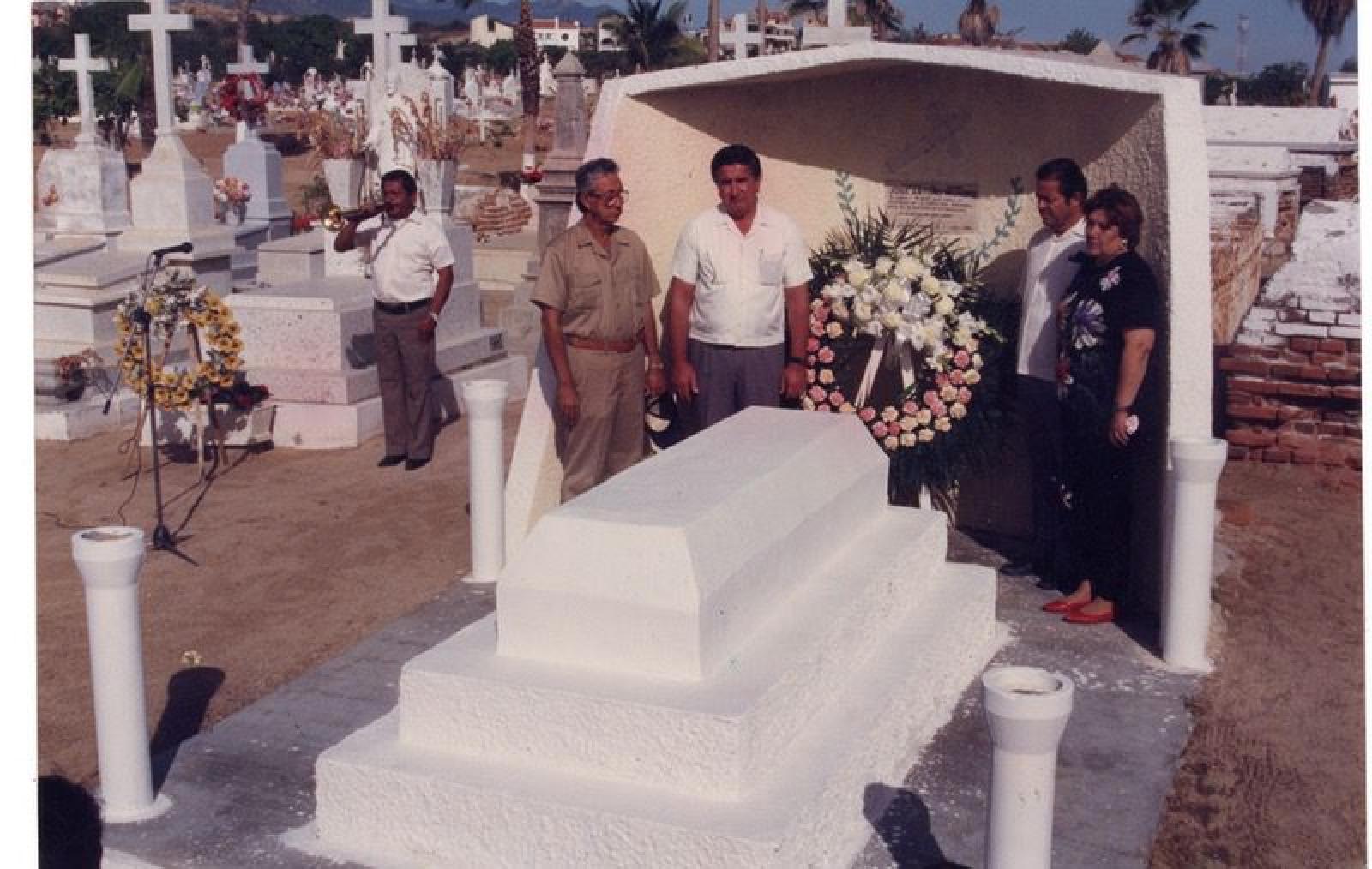 “Ante la tumba”.