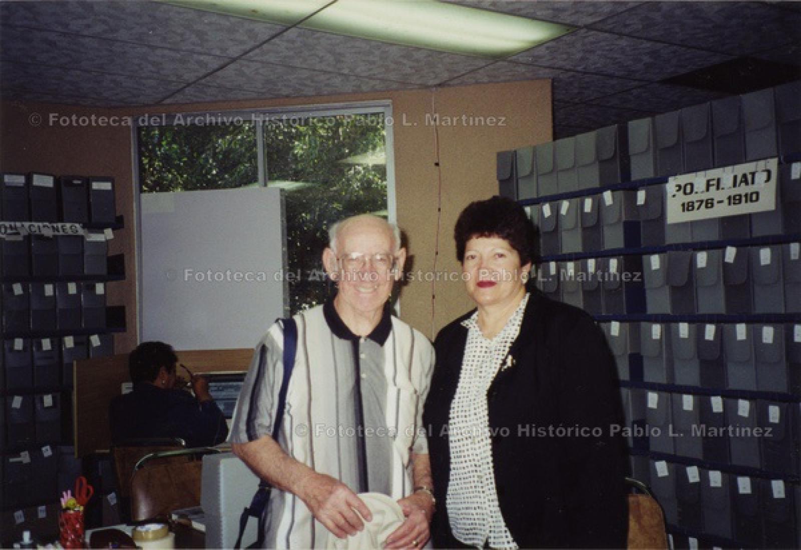 “Anthony Quartuccio el profesor y la maestra Socorro Romero González, en el área de cómputo”.