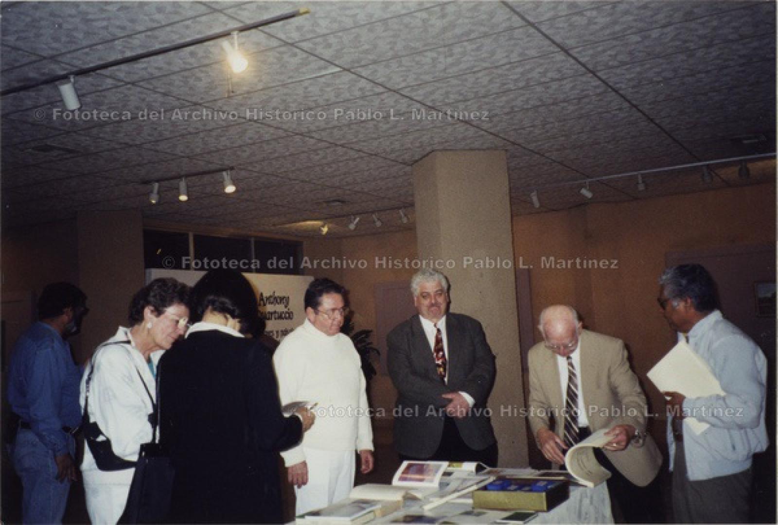 “Anthony Quartuccio en el acto de donación de libros al archivo histórico ‘Pablo L. Martínez’”.