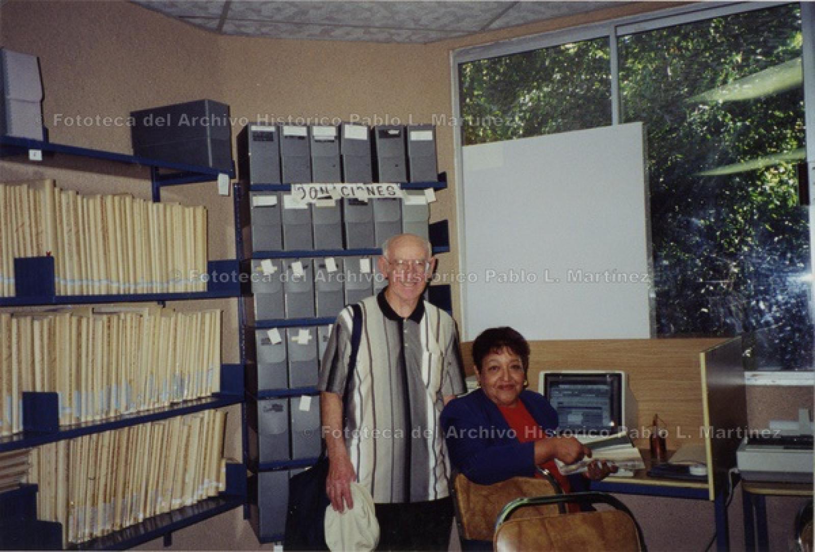 “Anthony Quartuccio y la maestra Socorro Romero González, en el área de cómputo”.