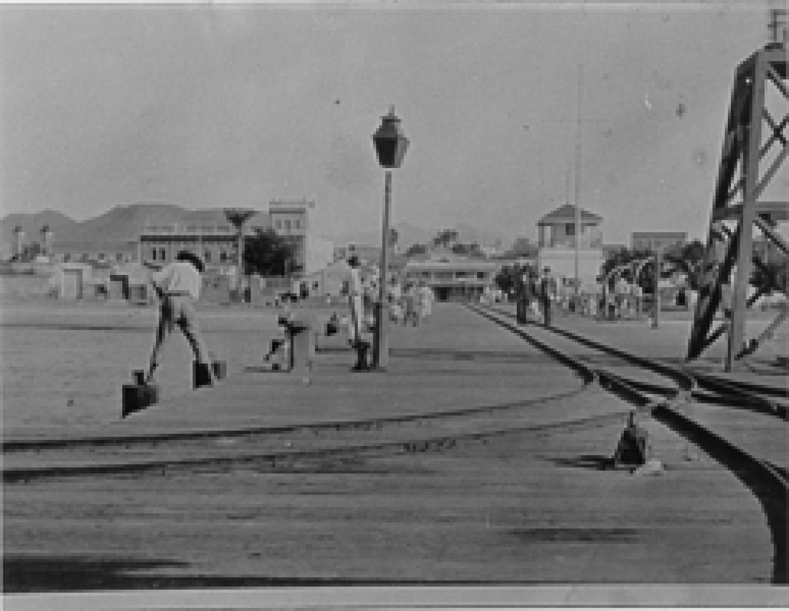 Antiguo Muelle fiscal con rieles para vagones de carga y descarga. La Paz, Baja California.