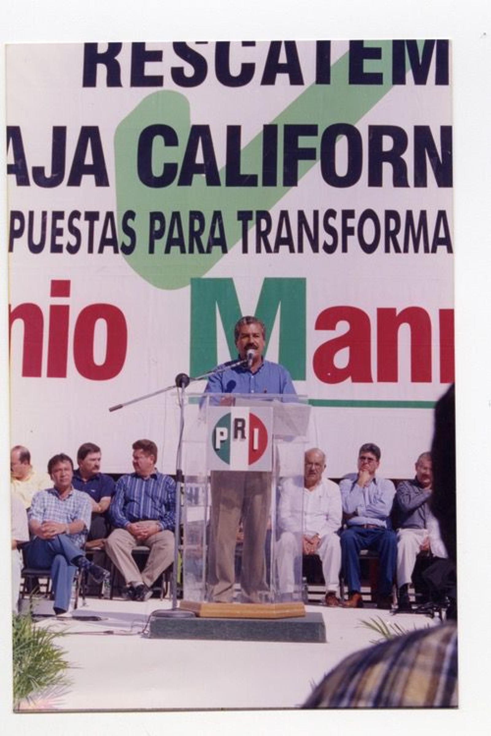 Antonio Benjamín Manríquez en evento oficial.