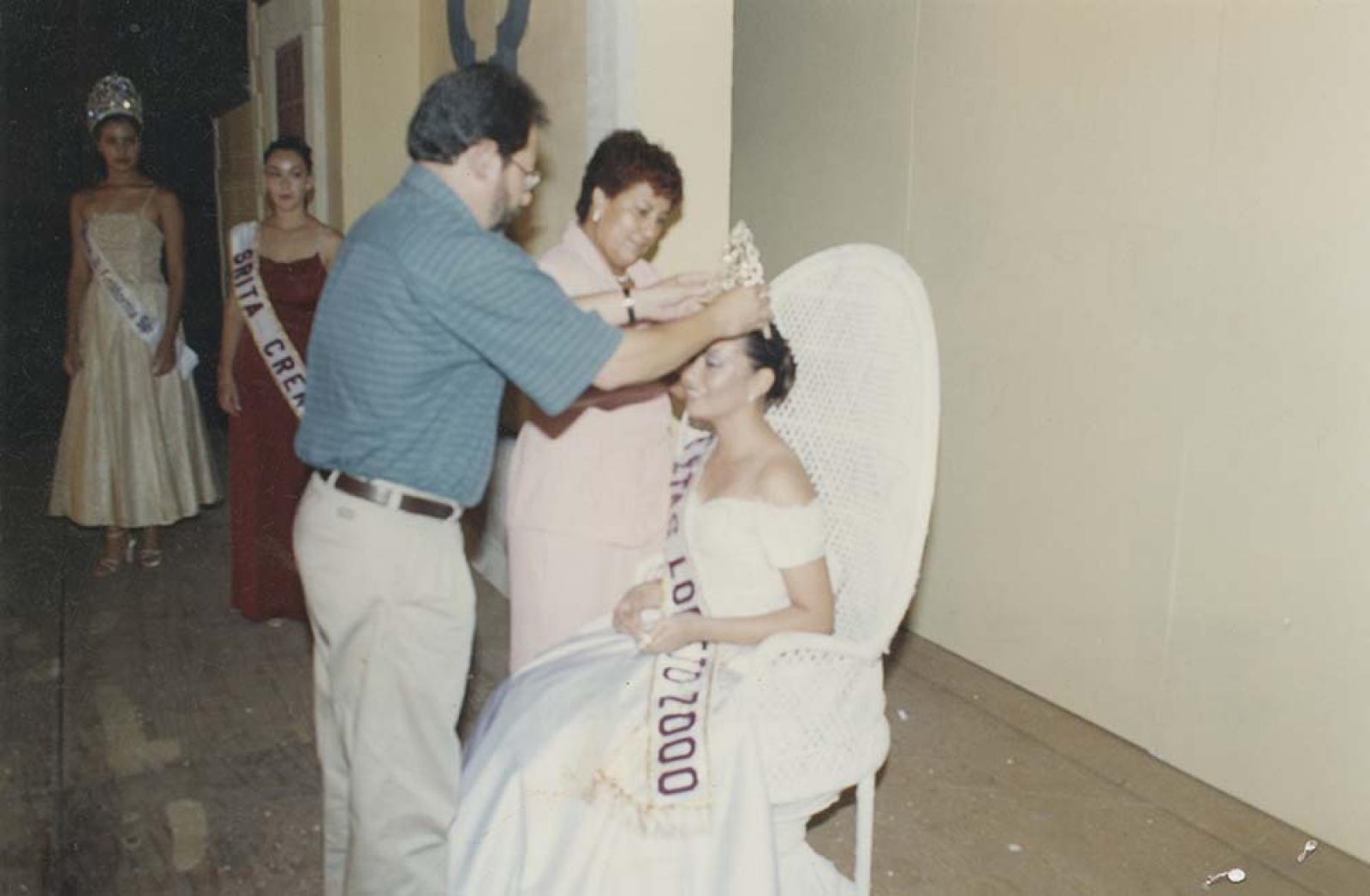 Antonio Verdugo Davis y Teresa Anguiano coronan a Isabel I.