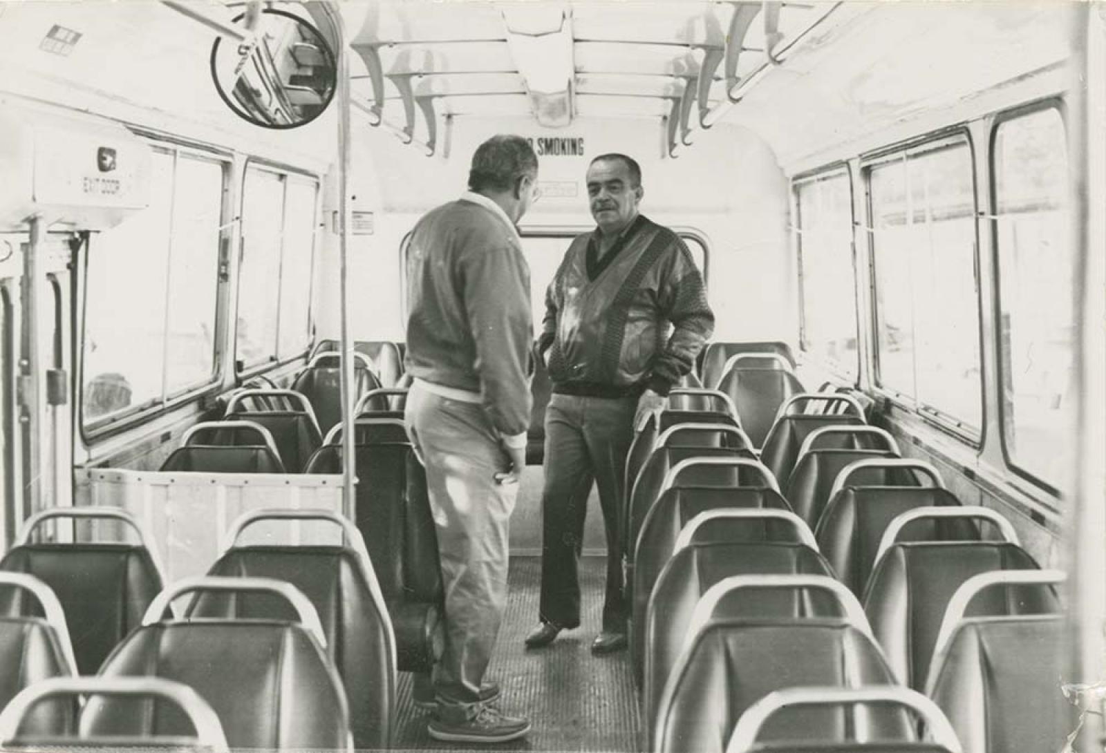 Antonio Wilson a bordo de autobús.