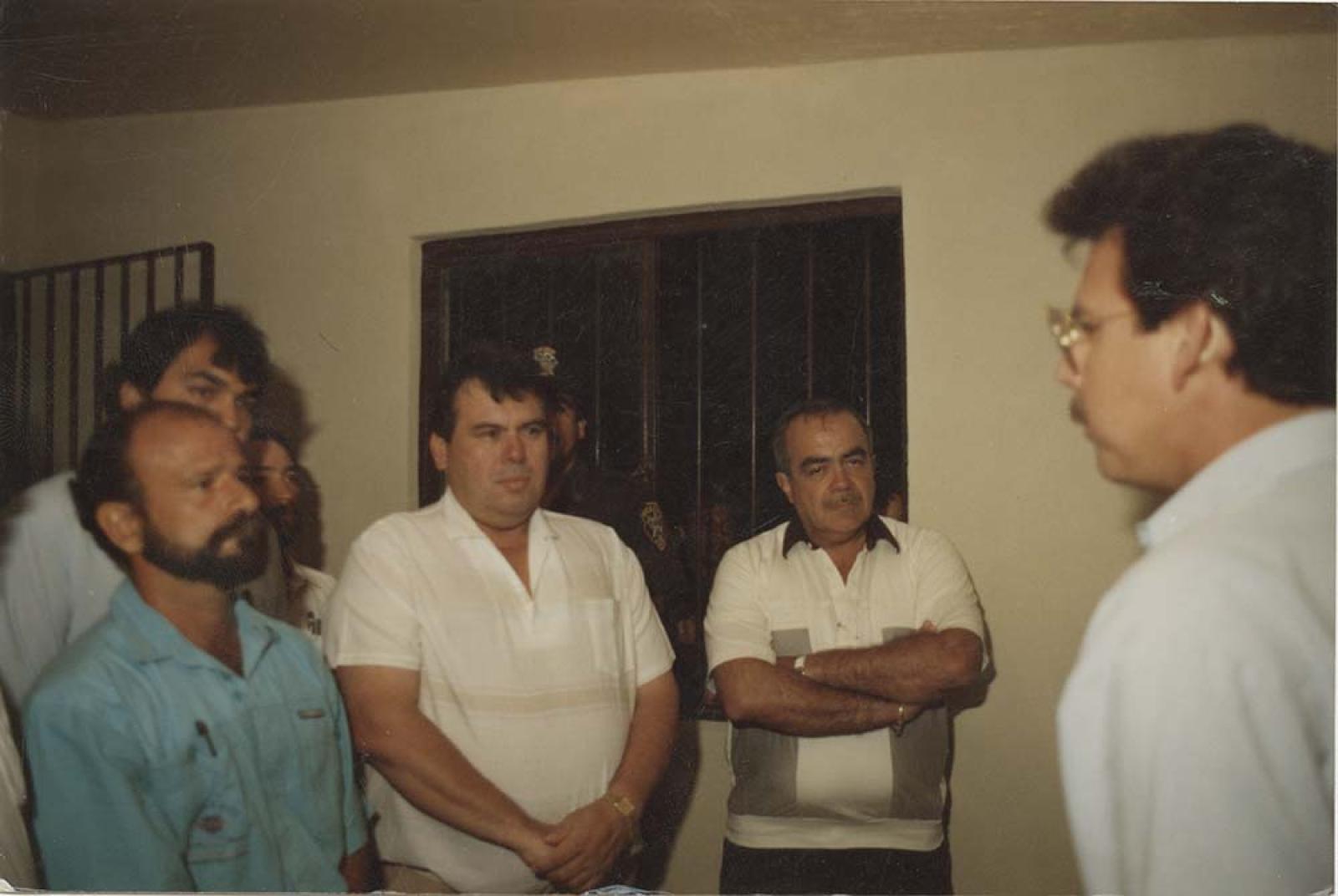 Antonio Wilson acompañado.