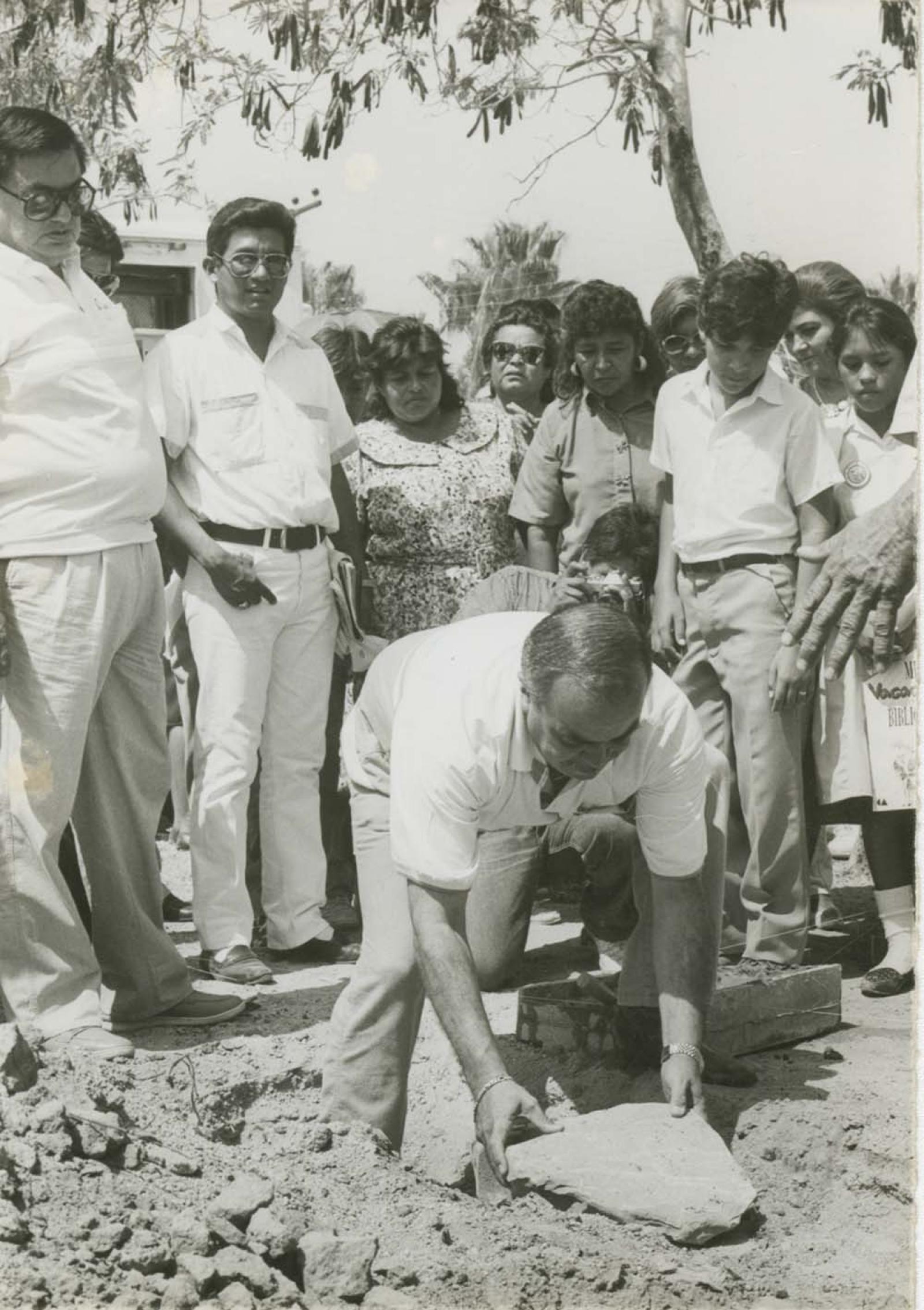 Antonio Wilson coloca piedra, en construcción.