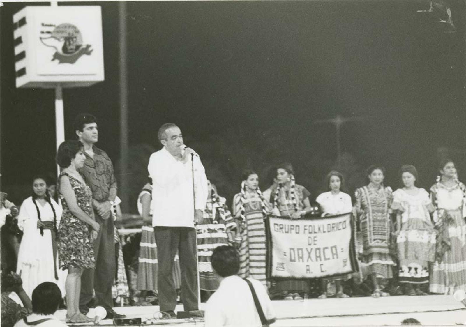 Antonio Wilson da discurso ante visita de grupo folklórico de Oaxaca.