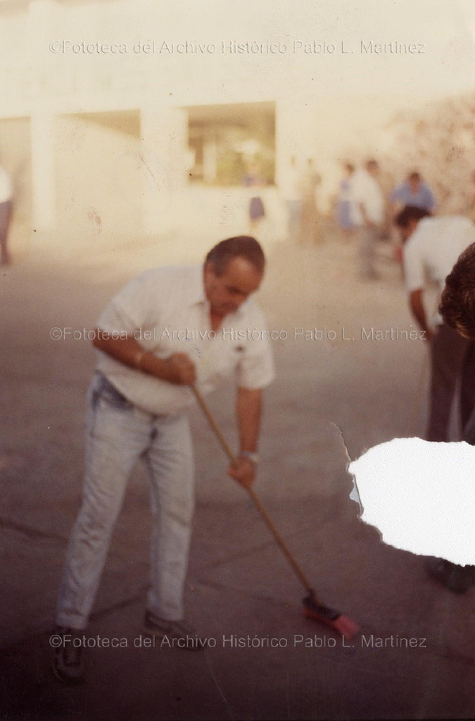 Antonio Wilson González en actividades de limpieza.