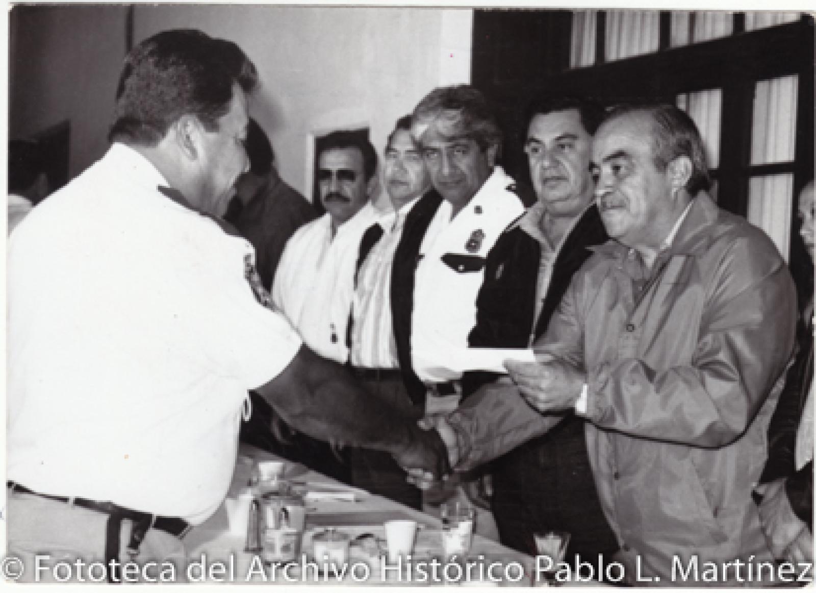 Antonio Wilson González en reconocimiento a agentes de policía.
