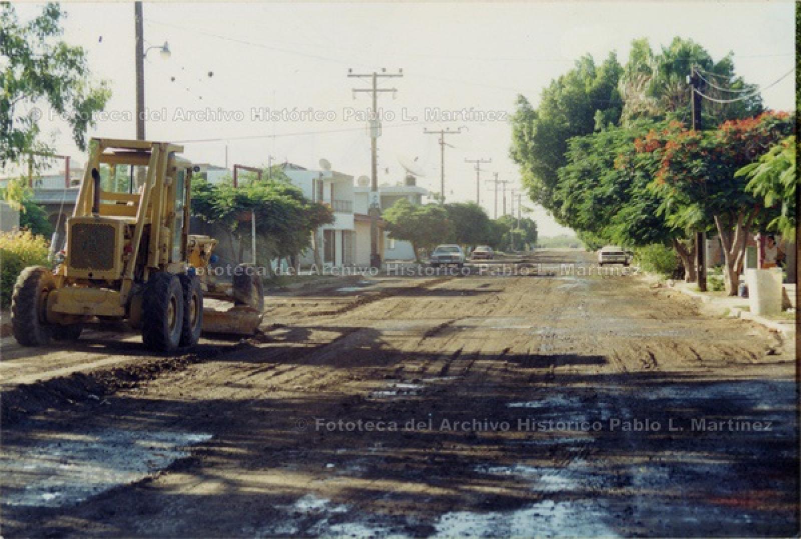 Aplanamiento de tierra con máquina, en calle de La Paz.