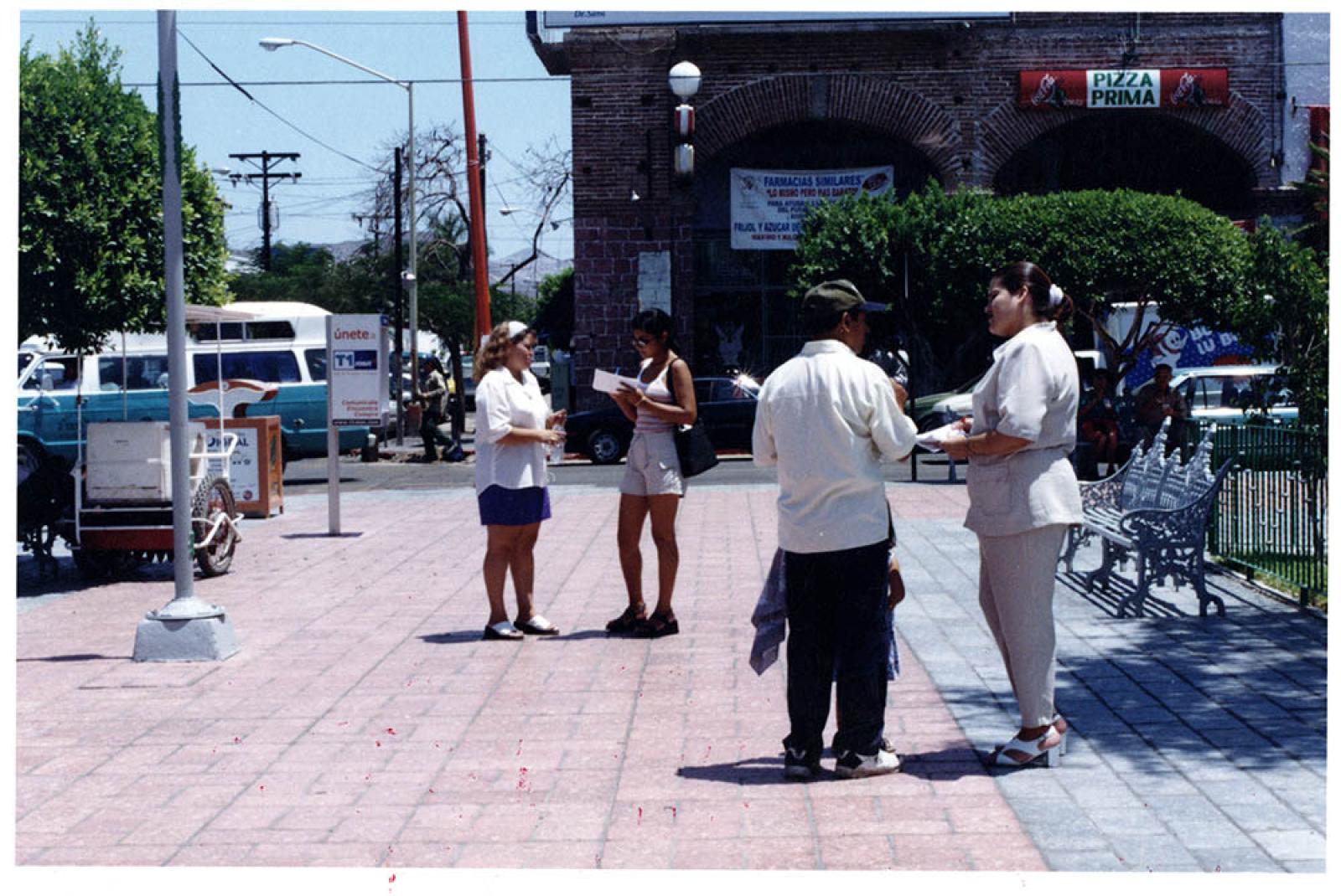 Aplicación de encuestas en el paque Velasco, La Paz.