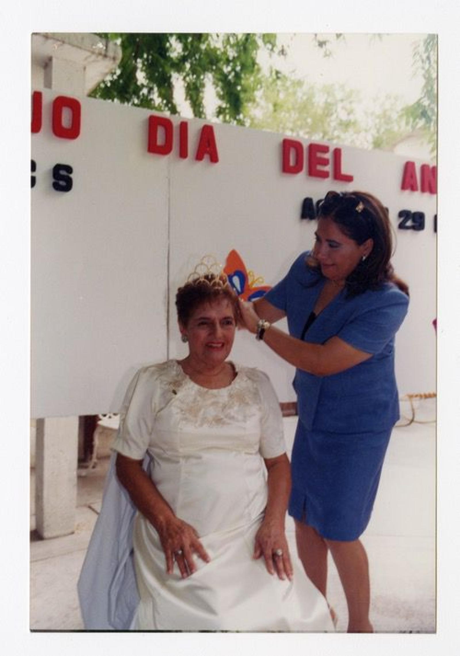 Aracely Cárdenas de Cota en evento de coronación.