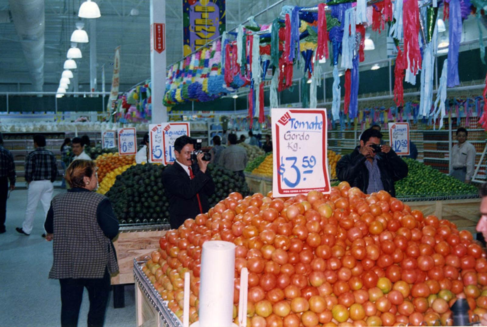 Área de frutas y verduras en interior de Casa Ley.