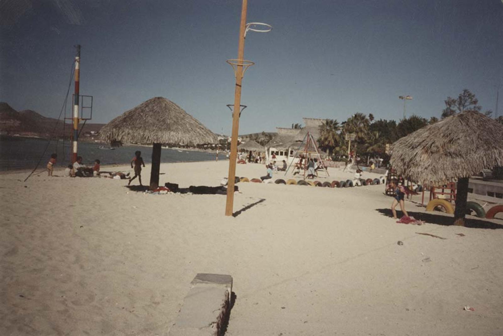 Área de juegos y esparcimiento, en el malecón de La Paz, Baja California Sur.