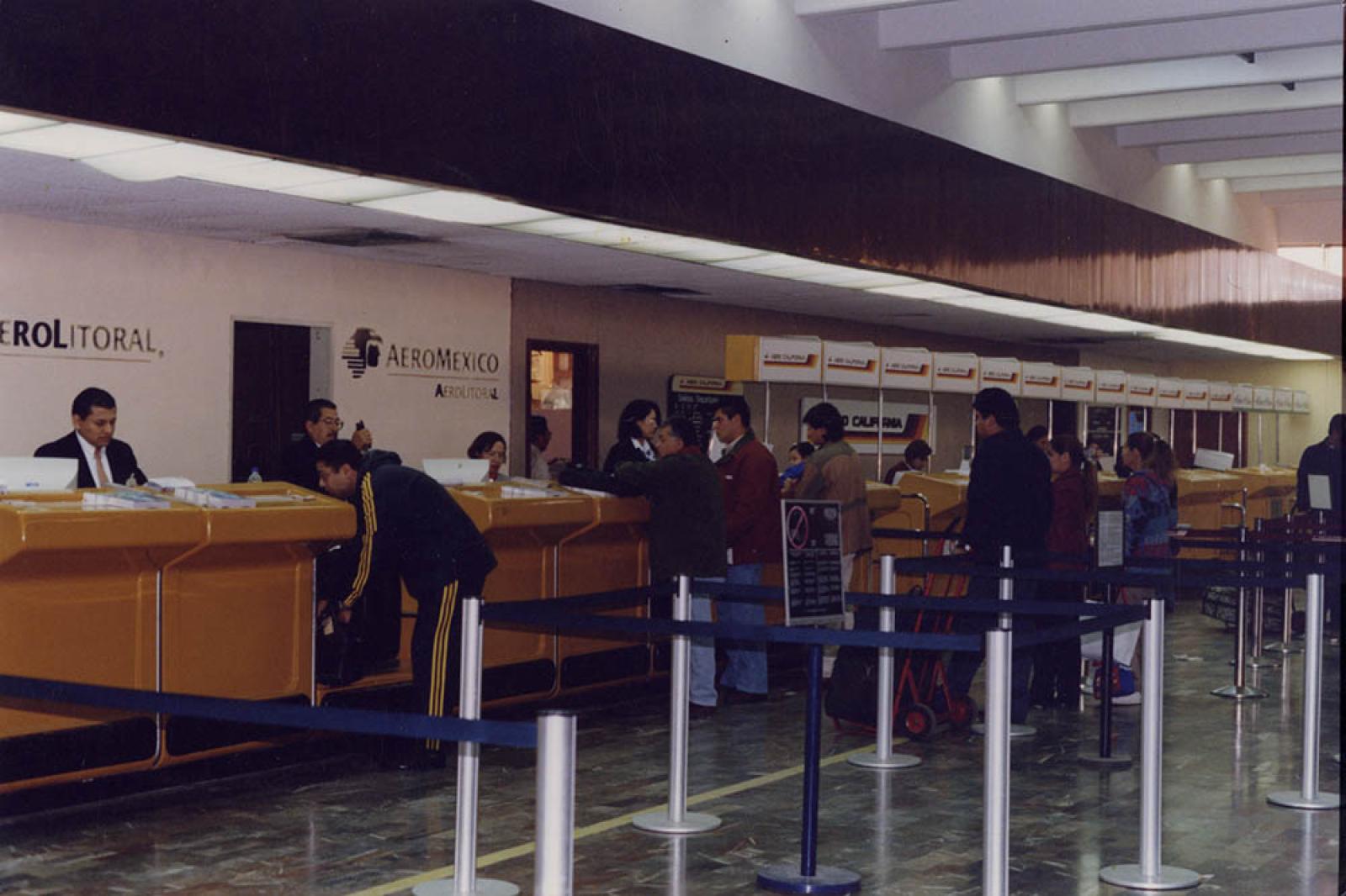 Área de registro de aerolíneas, en interior de aeropuerto.