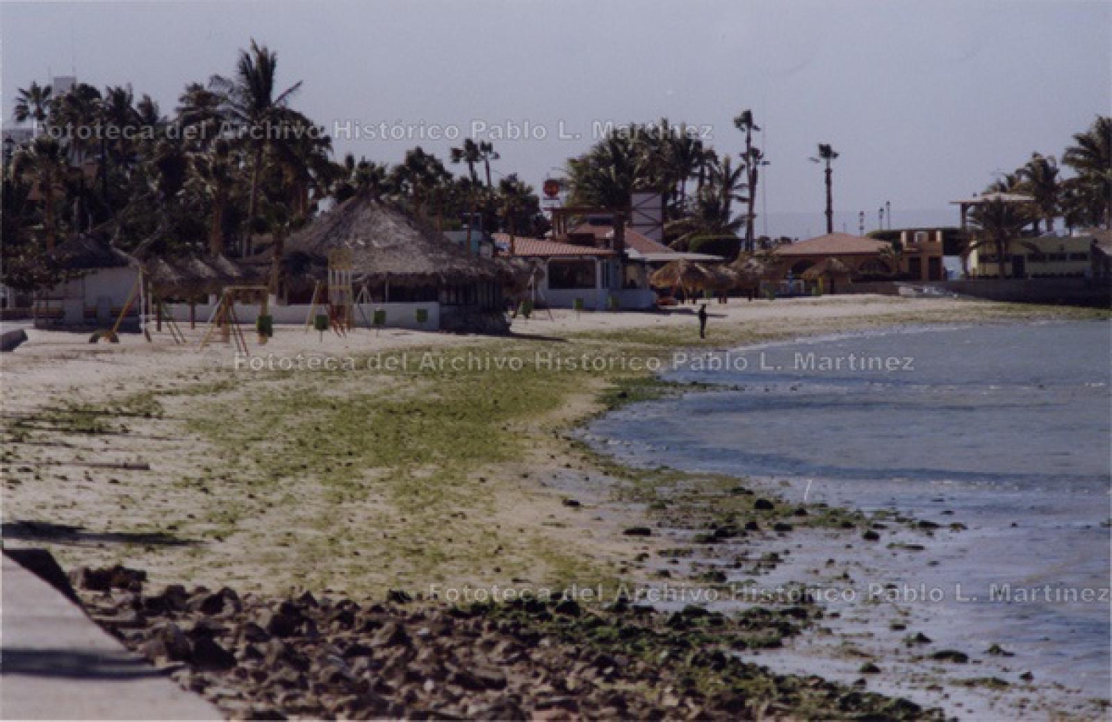 Área de restaurantes y juegos tubulares para ñiños en playa del malecón de La Paz.
